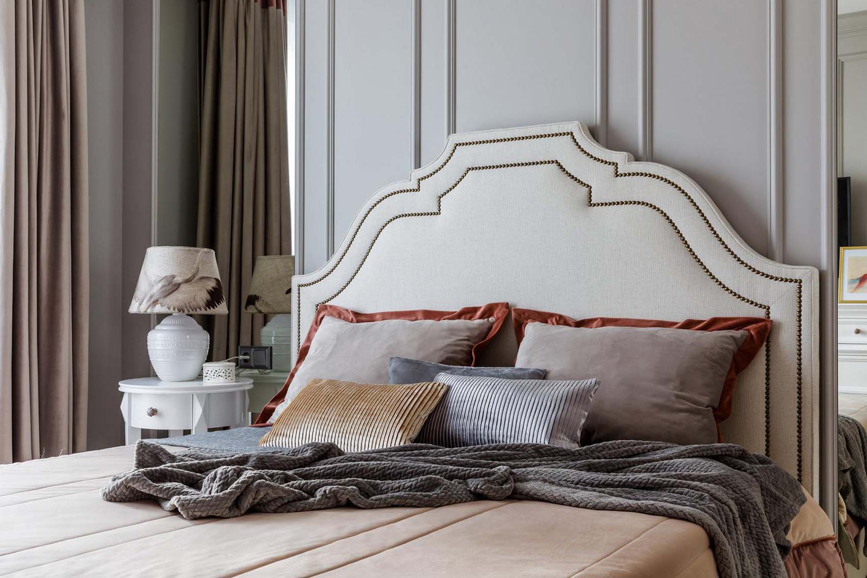 Idős édesanyja lakását rendezte be a férfi: keleti motívumok, életteli enteriőr 66m2-en