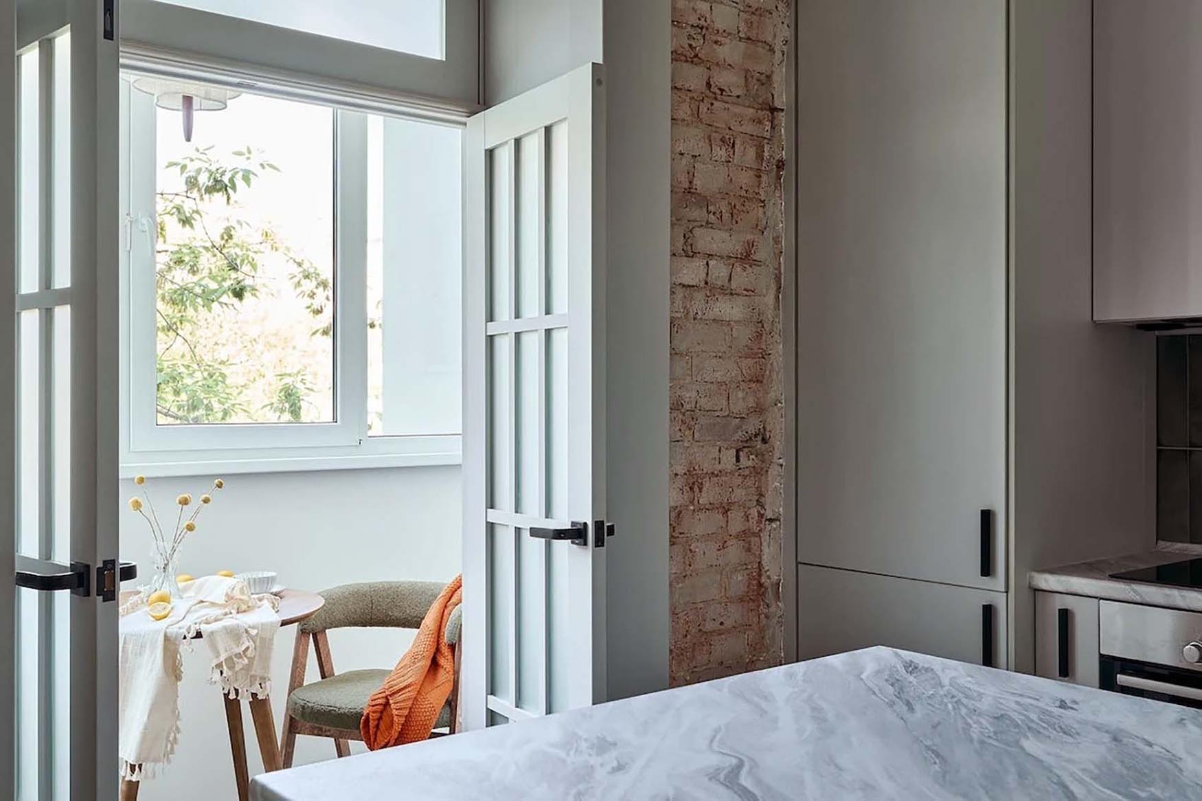 Így lett egy 1930-as évekbeli, lerobbant, 65 nm-es lakásból modern otthon