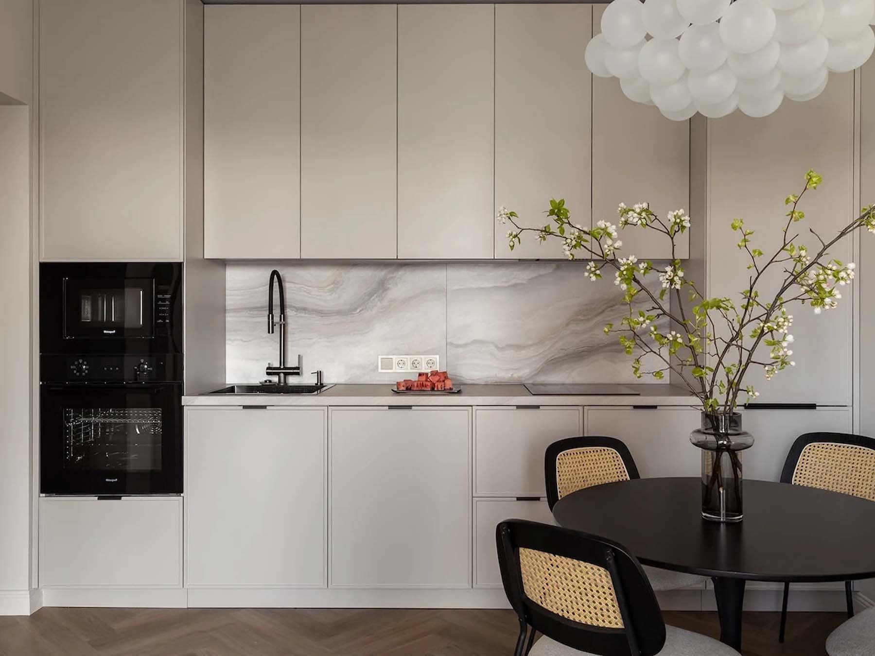 Kevés pénzből kellett egyedi karaktert adni a háromfős család otthonának, 57 m2 Kevés pénzből kellett egyedi karaktert adni a háromfős család otthonának, 57 m2