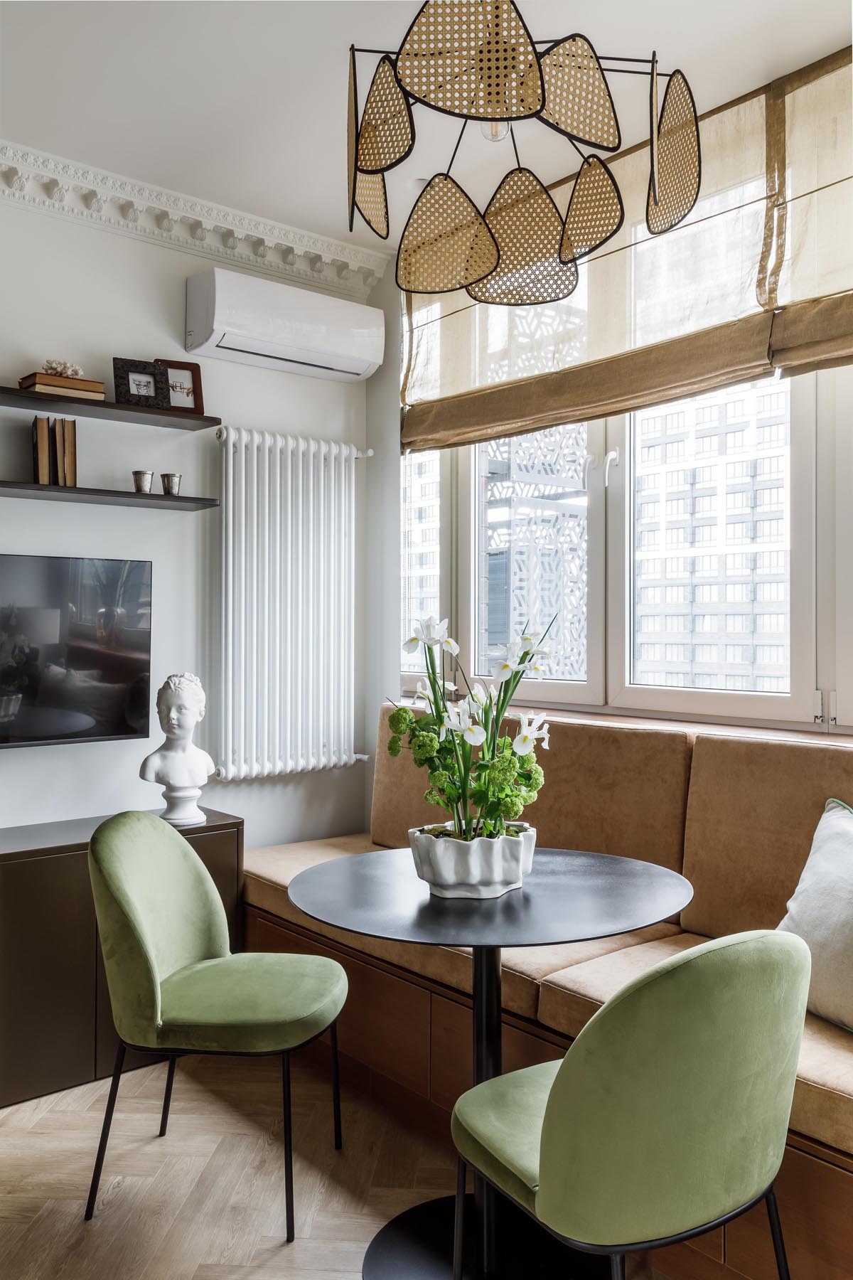 Konyha a folyosón, háló egy fülkében, kanapé tárolórekeszekkel, 23 m2 Konyha a folyosón, háló egy fülkében, kanapé tárolórekeszekkel, 23 m2