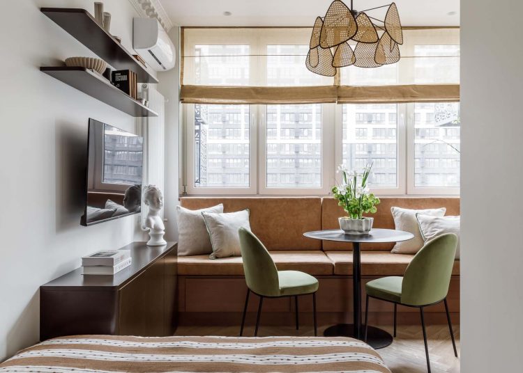 Konyha a folyosón, háló egy fülkében, kanapé tárolórekeszekkel, 23 m2