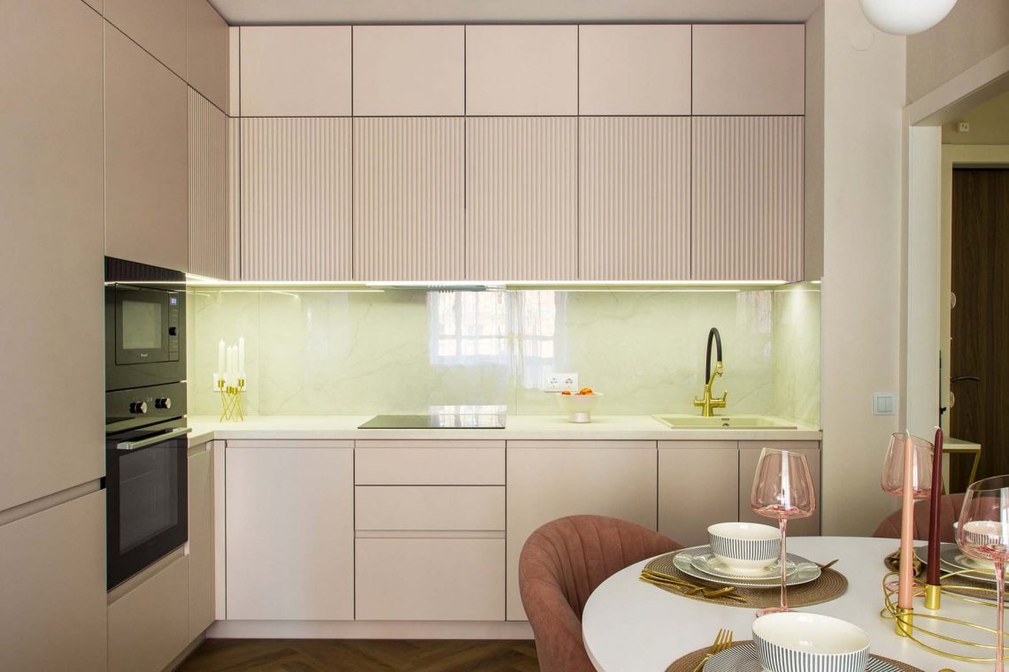 Lágy pasztell színekkel álmodta meg új otthonát a gyermekes család - 77 m2