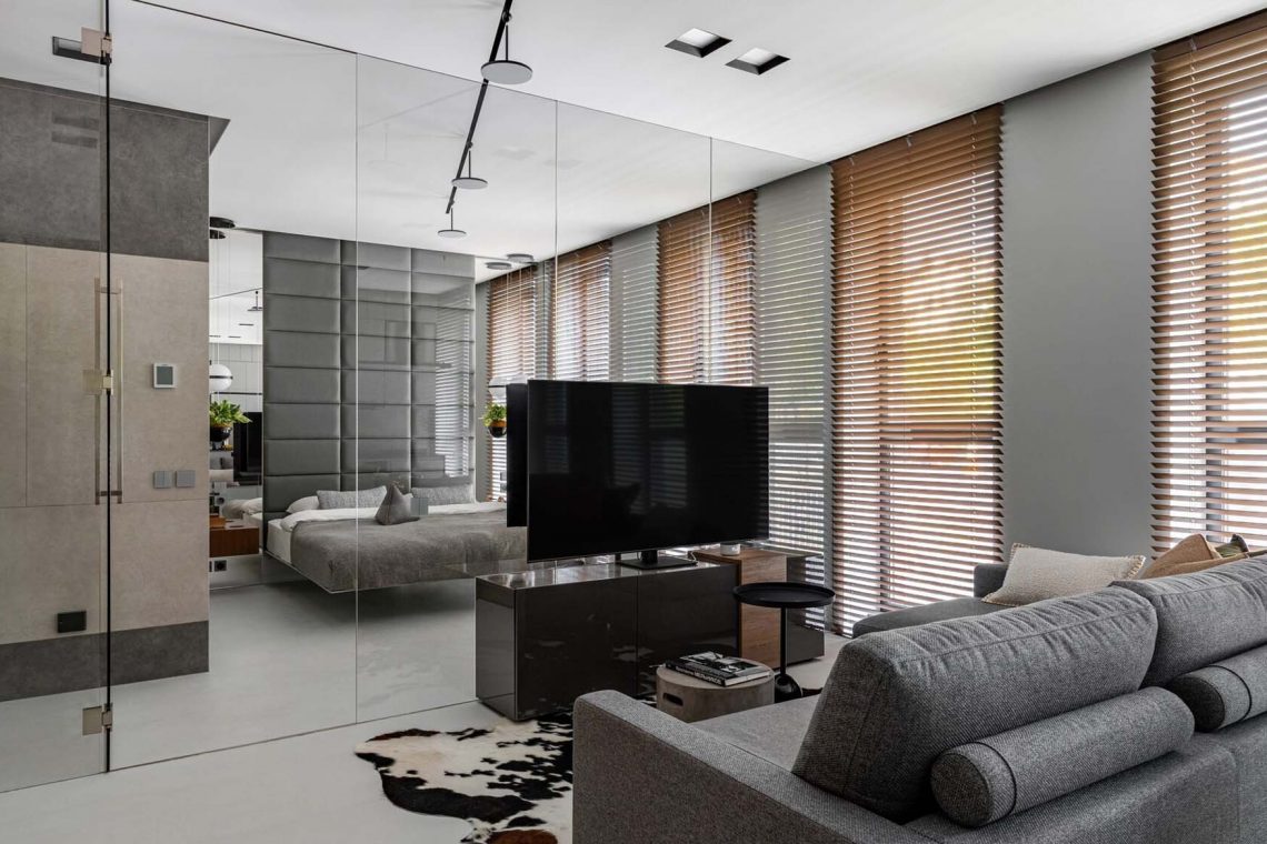 Mikrocement padló, üvegfal, függöny helyett reluxák: férfi modern otthona 59 m2-en