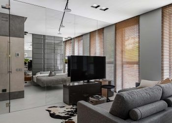 Mikrocement padló, üvegfal, függöny helyett reluxák: férfi modern otthona 59 m2-en