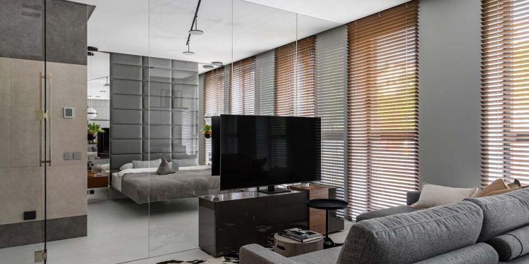 Mikrocement padló, üvegfal, függöny helyett reluxák: férfi modern otthona 59 m2-en