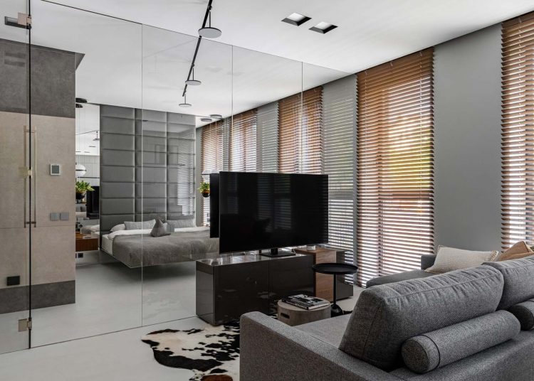 Mikrocement padló, üvegfal, függöny helyett reluxák: férfi modern otthona 59 m2-en