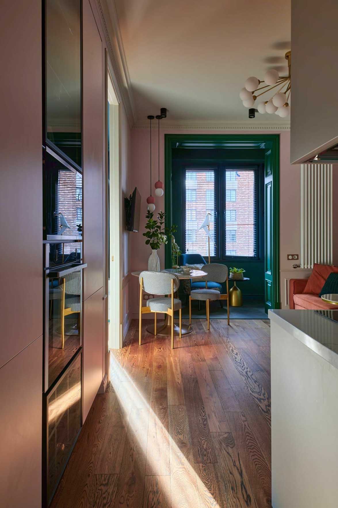 Nincsenek fehér falak - fiatal nő 46 m2-es otthona életteli enteriőrrel Nincsenek fehér falak - fiatal nő 46 m2-es otthona életteli enteriőrrel