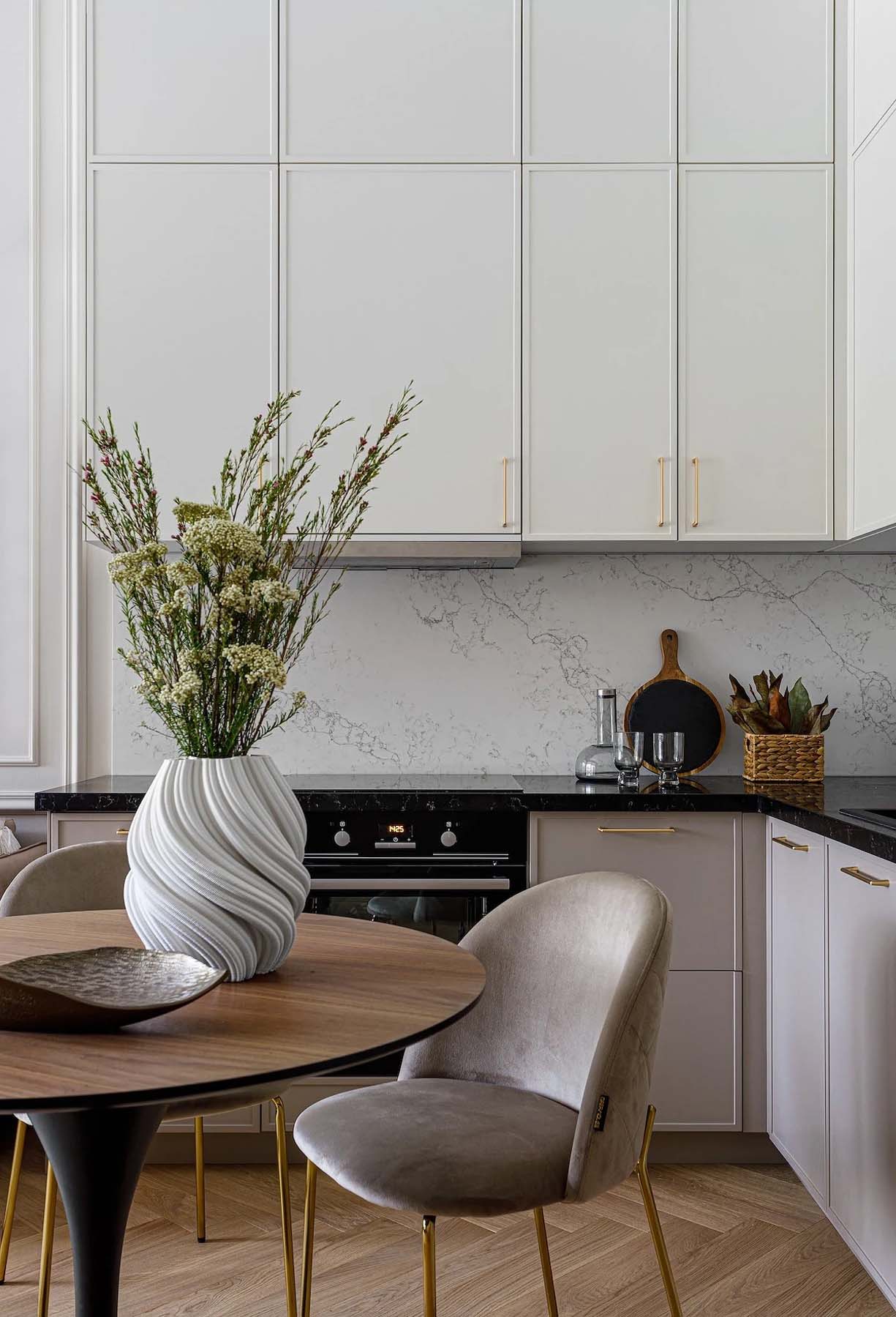 A nyugalom szigete: Kortárs elegancia és funkcionalitás fiatal nő 49 m2-es lakásában