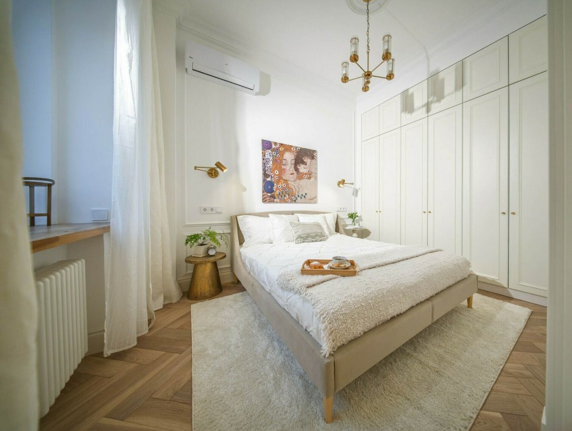 Lágy monokróm színvilág, nagypolgári bérházak eleganciáját idéző enteriőr