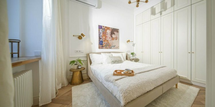 Lágy monokróm színvilág, nagypolgári bérházak eleganciáját idéző enteriőr
