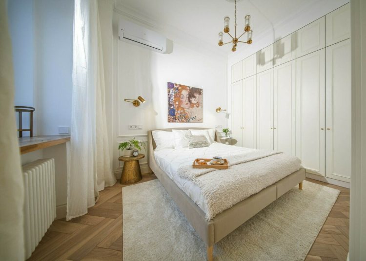 Lágy monokróm színvilág, nagypolgári bérházak eleganciáját idéző enteriőr