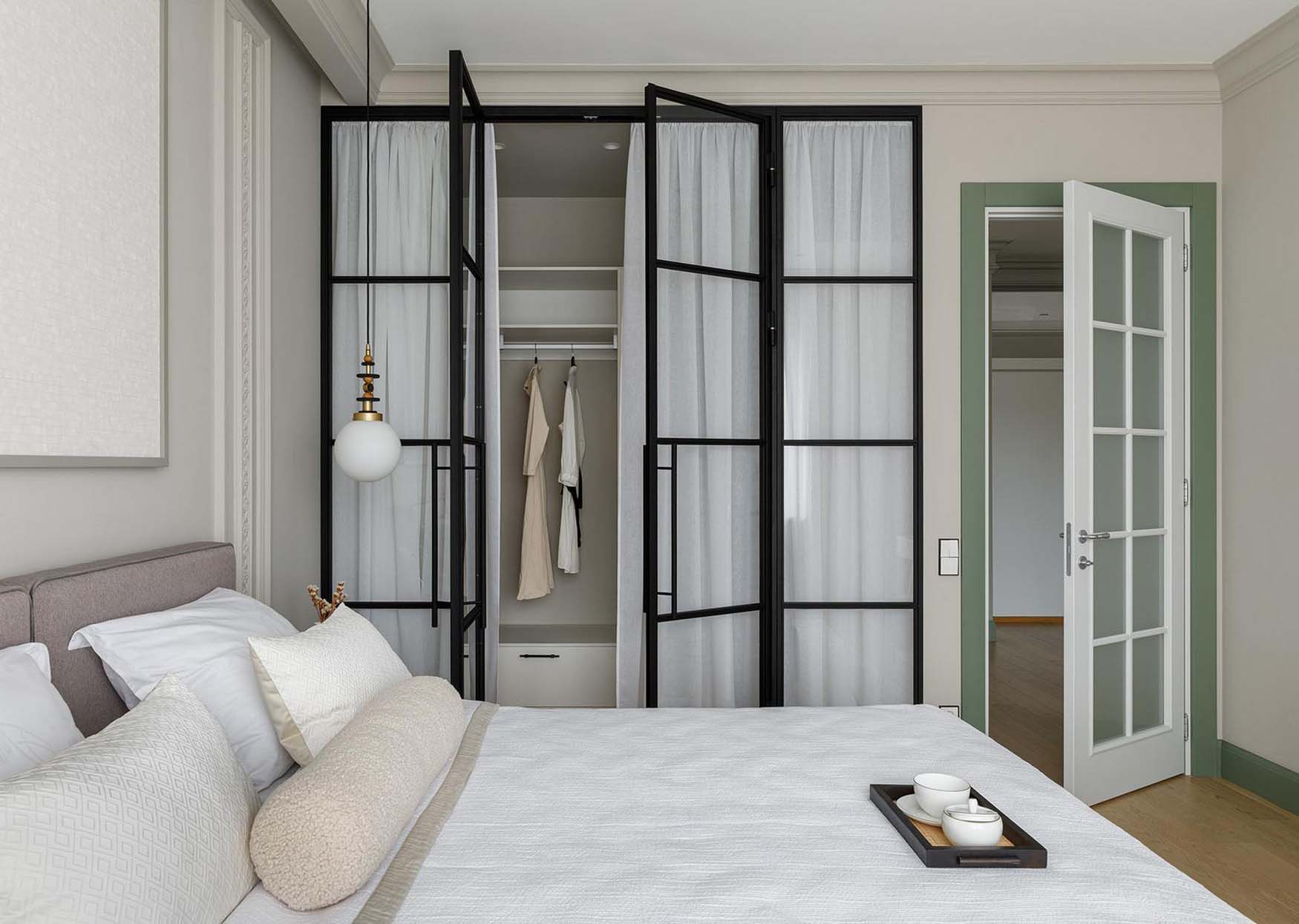 A semleges alapszínekkel is szép, de a hozzáadott színekkel varázslatos lett a lakás A semleges alapszínekkel is szép, de a hozzáadott színekkel varázslatos lett a lakás