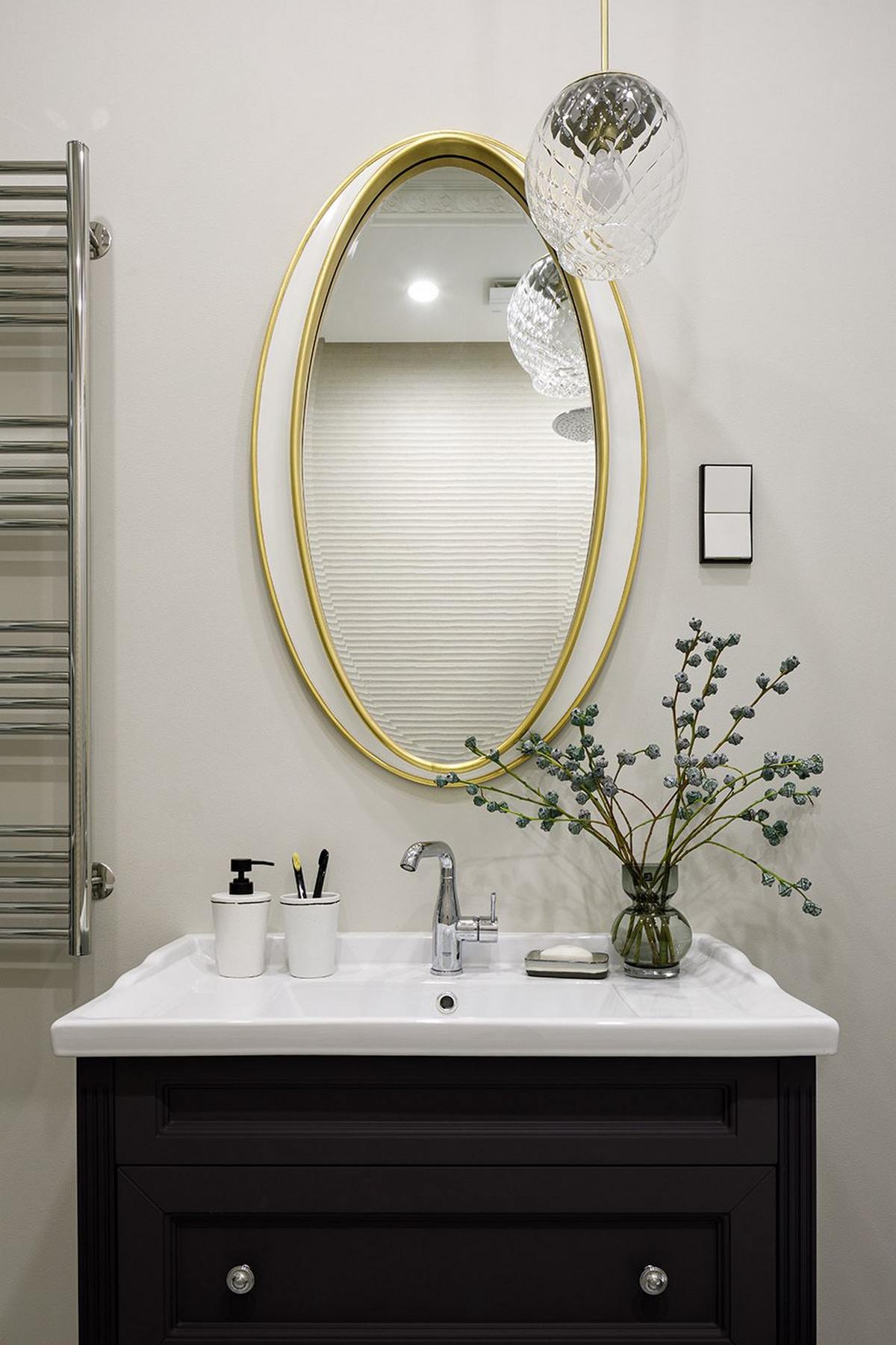 A semleges alapszínekkel is szép, de a hozzáadott színekkel varázslatos lett a lakás A semleges alapszínekkel is szép, de a hozzáadott színekkel varázslatos lett a lakás