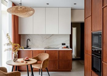 Szépen berendezett 25m2-es lakás, ablakos fürdőszoba, sok fa és fény