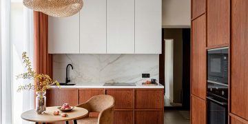 Szépen berendezett 25m2-es lakás, ablakos fürdőszoba, sok fa és fény