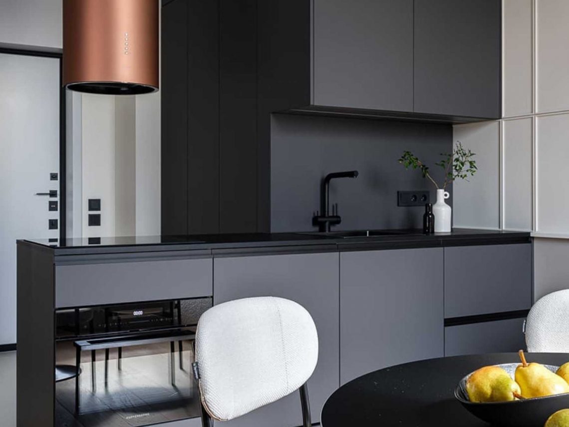 Szürke szín adja a lakás egyedi karakterét: nagyvárosi elegancia kis alapterületen