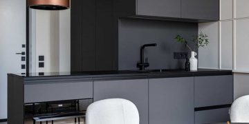 Szürke szín adja a lakás egyedi karakterét: nagyvárosi elegancia kis alapterületen