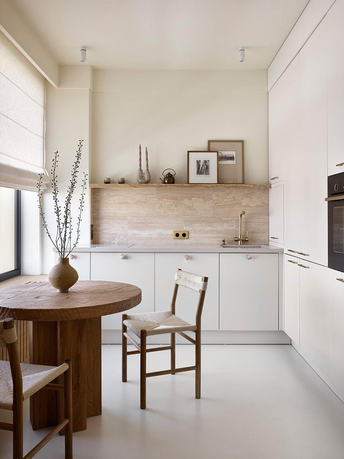 Törtfehér és természetes anyagok a pihentető környezetért Törtfehér és természetes anyagok a pihentető környezetért