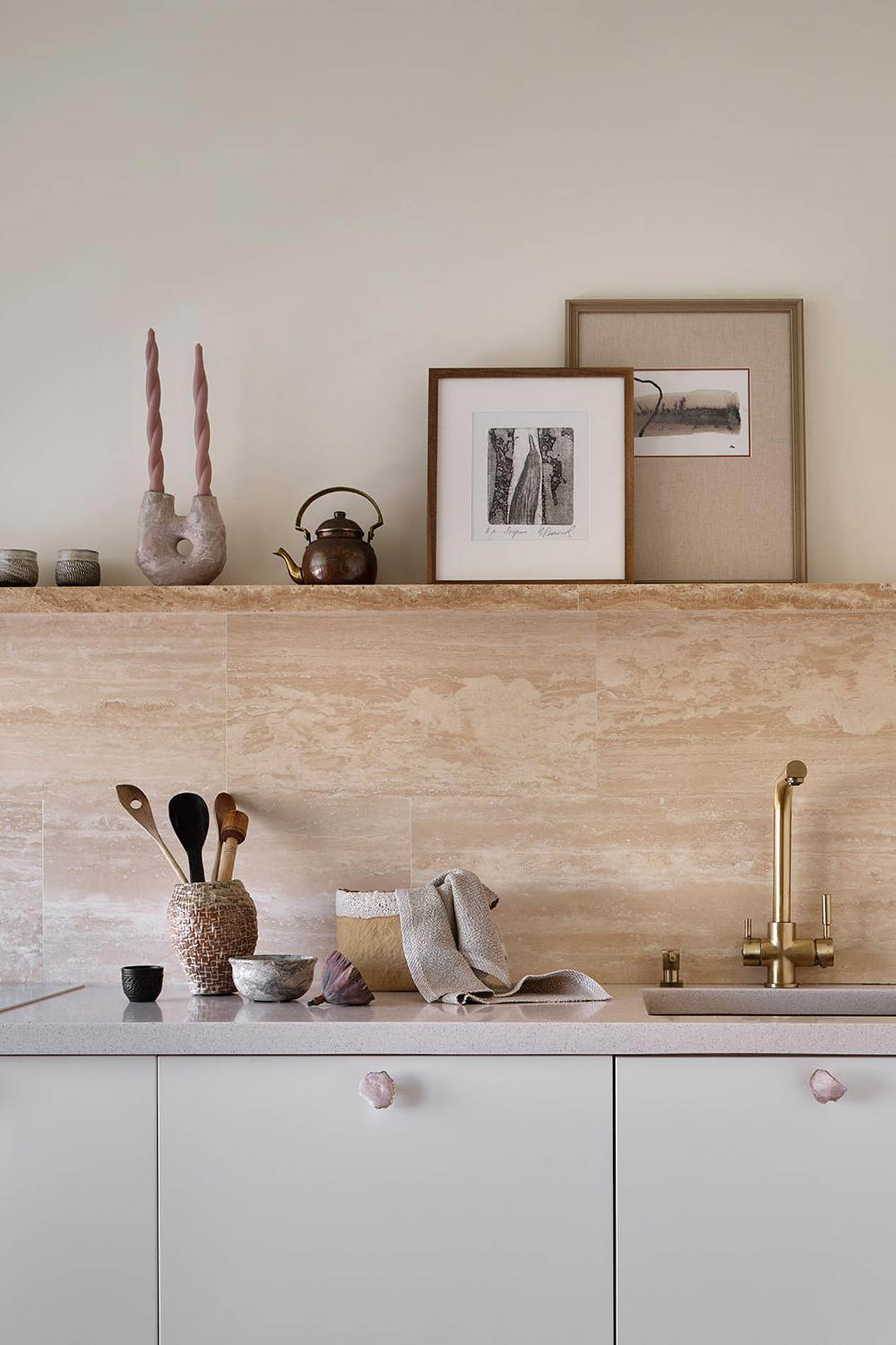 Törtfehér és természetes anyagok a pihentető környezetért Törtfehér és természetes anyagok a pihentető környezetért