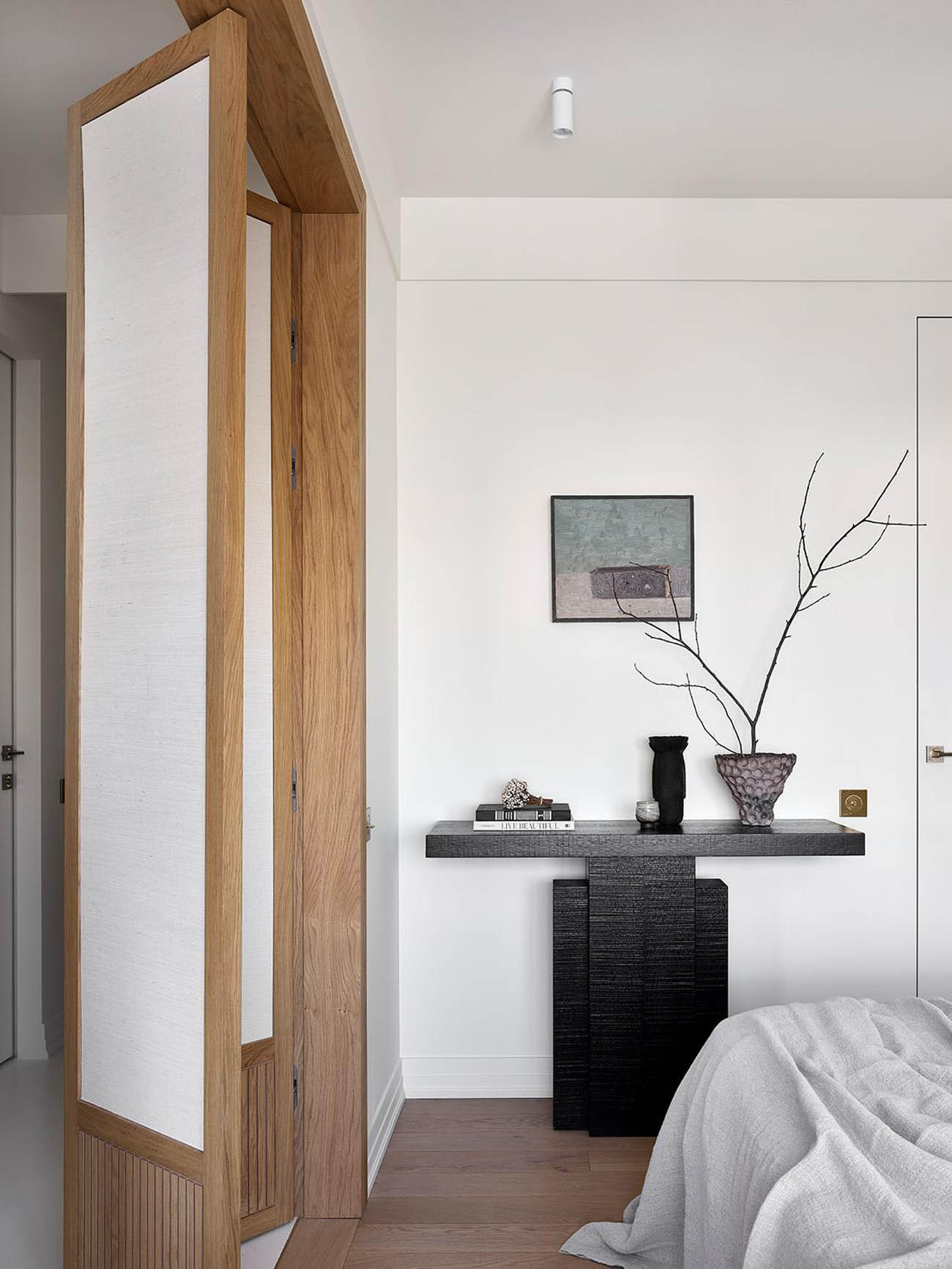 Törtfehér és természetes anyagok a pihentető környezetért Törtfehér és természetes anyagok a pihentető környezetért