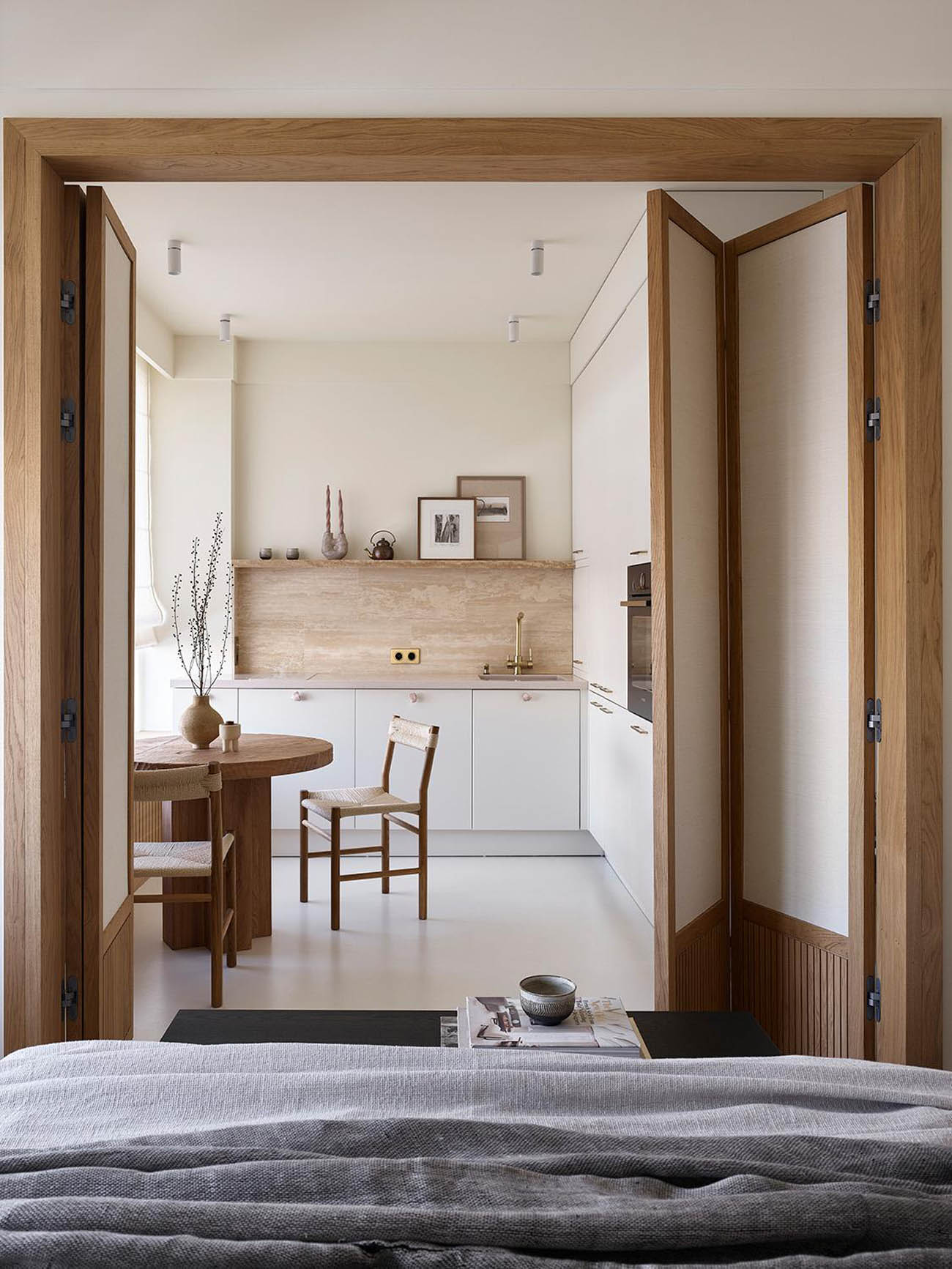 Törtfehér és természetes anyagok a pihentető környezetért Törtfehér és természetes anyagok a pihentető környezetért