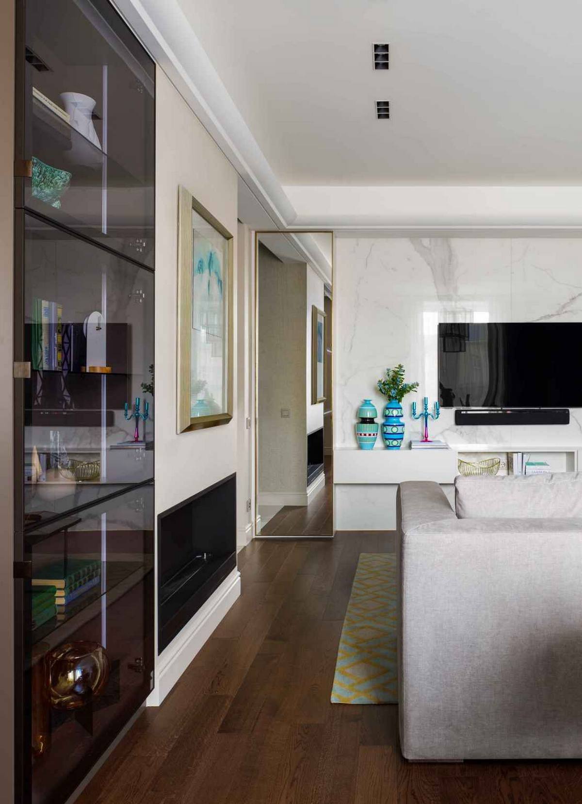Tükrök, fény és borvörös szenvedély: elegancia 60m2-en, hölgy otthonában Tükrök, fény és borvörös szenvedély: elegancia 60m2-en, hölgy otthonában