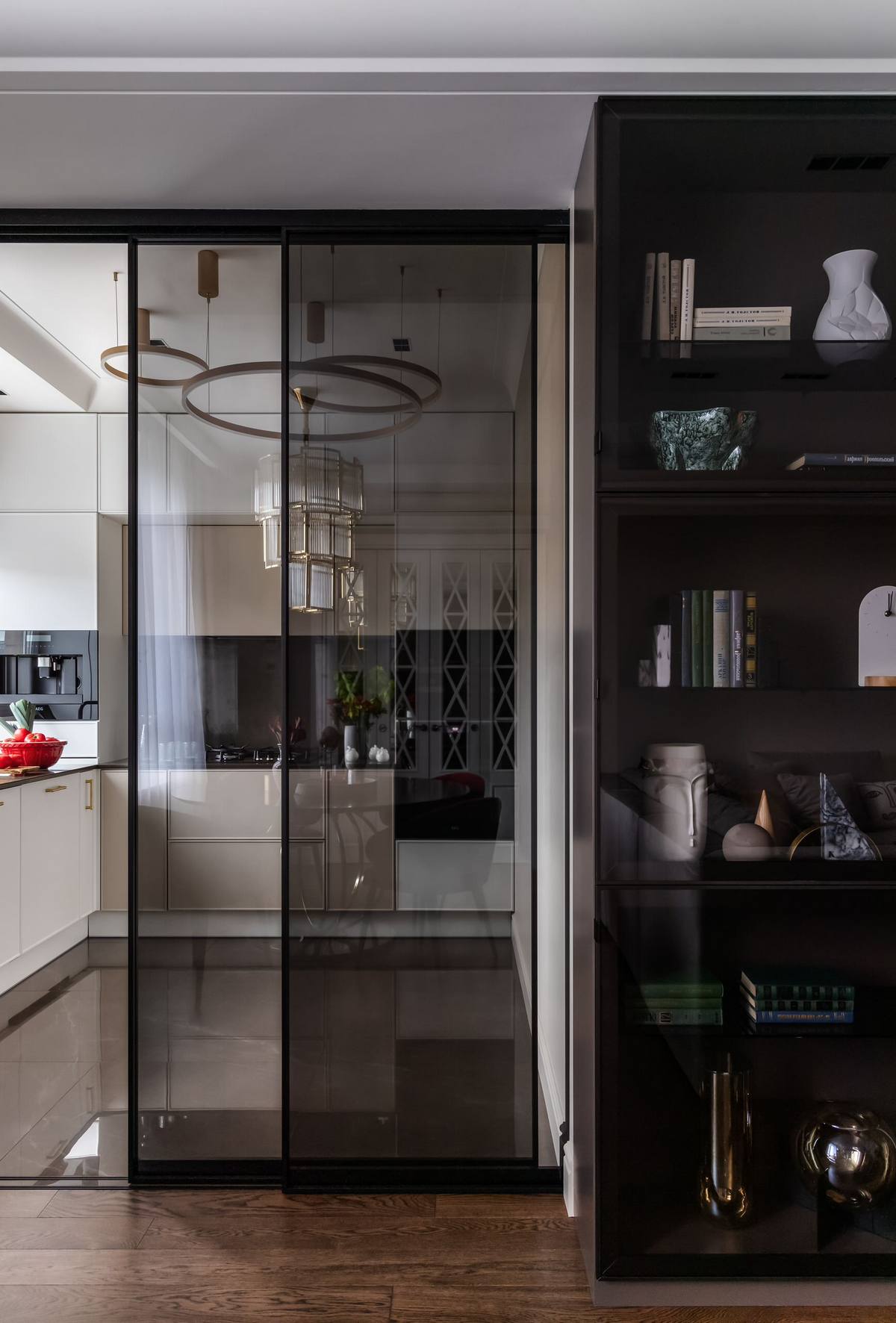 Tükrök, fény és borvörös szenvedély: elegancia 60m2-en, hölgy otthonában Tükrök, fény és borvörös szenvedély: elegancia 60m2-en, hölgy otthonában