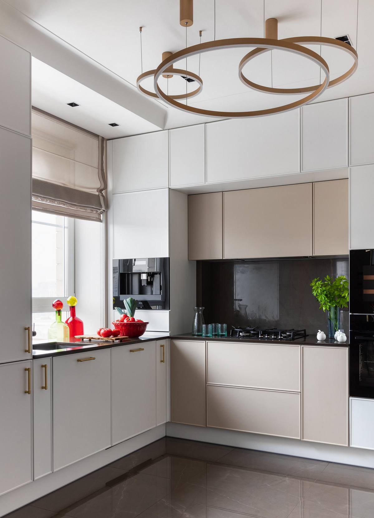 Tükrök, fény és borvörös szenvedély: elegancia 60m2-en, hölgy otthonában Tükrök, fény és borvörös szenvedély: elegancia 60m2-en, hölgy otthonában