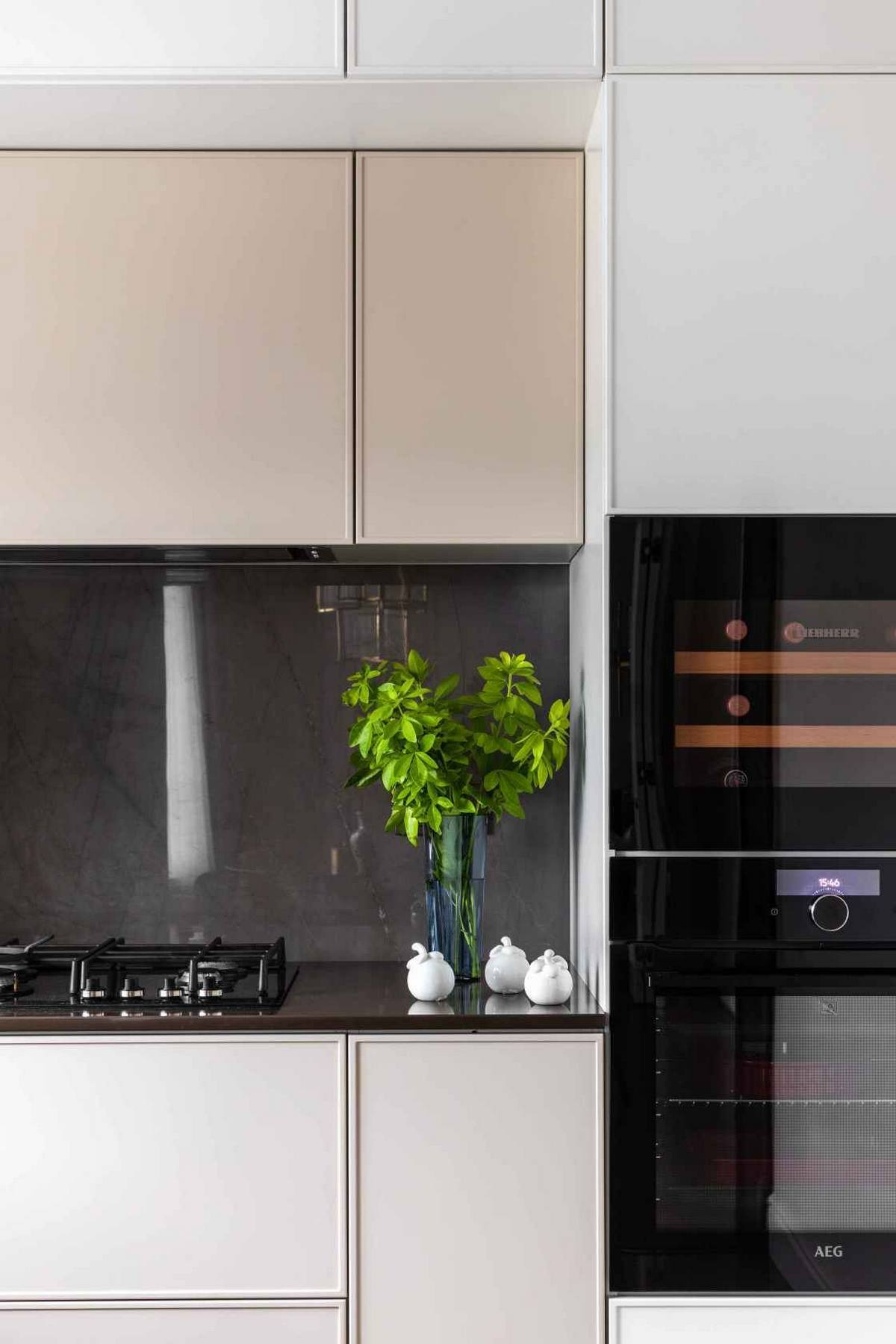Tükrök, fény és borvörös szenvedély: elegancia 60m2-en, hölgy otthonában Tükrök, fény és borvörös szenvedély: elegancia 60m2-en, hölgy otthonában