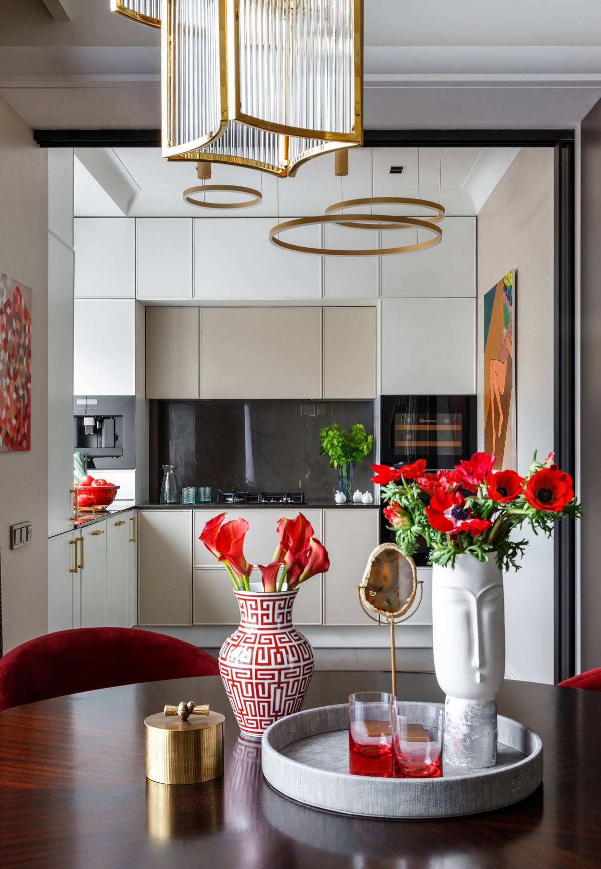 Tükrök, fény és borvörös szenvedély: elegancia 60m2-en, hölgy otthonában Tükrök, fény és borvörös szenvedély: elegancia 60m2-en, hölgy otthonában