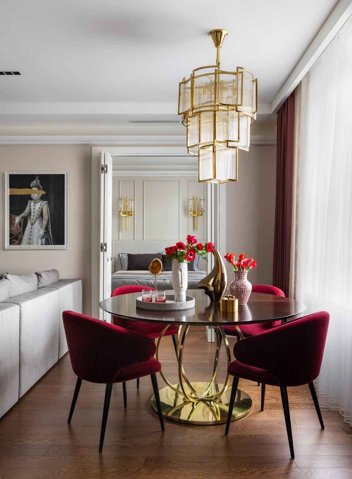 Tükrök, fény és borvörös szenvedély: elegancia 60m2-en, hölgy otthonában Tükrök, fény és borvörös szenvedély: elegancia 60m2-en, hölgy otthonában