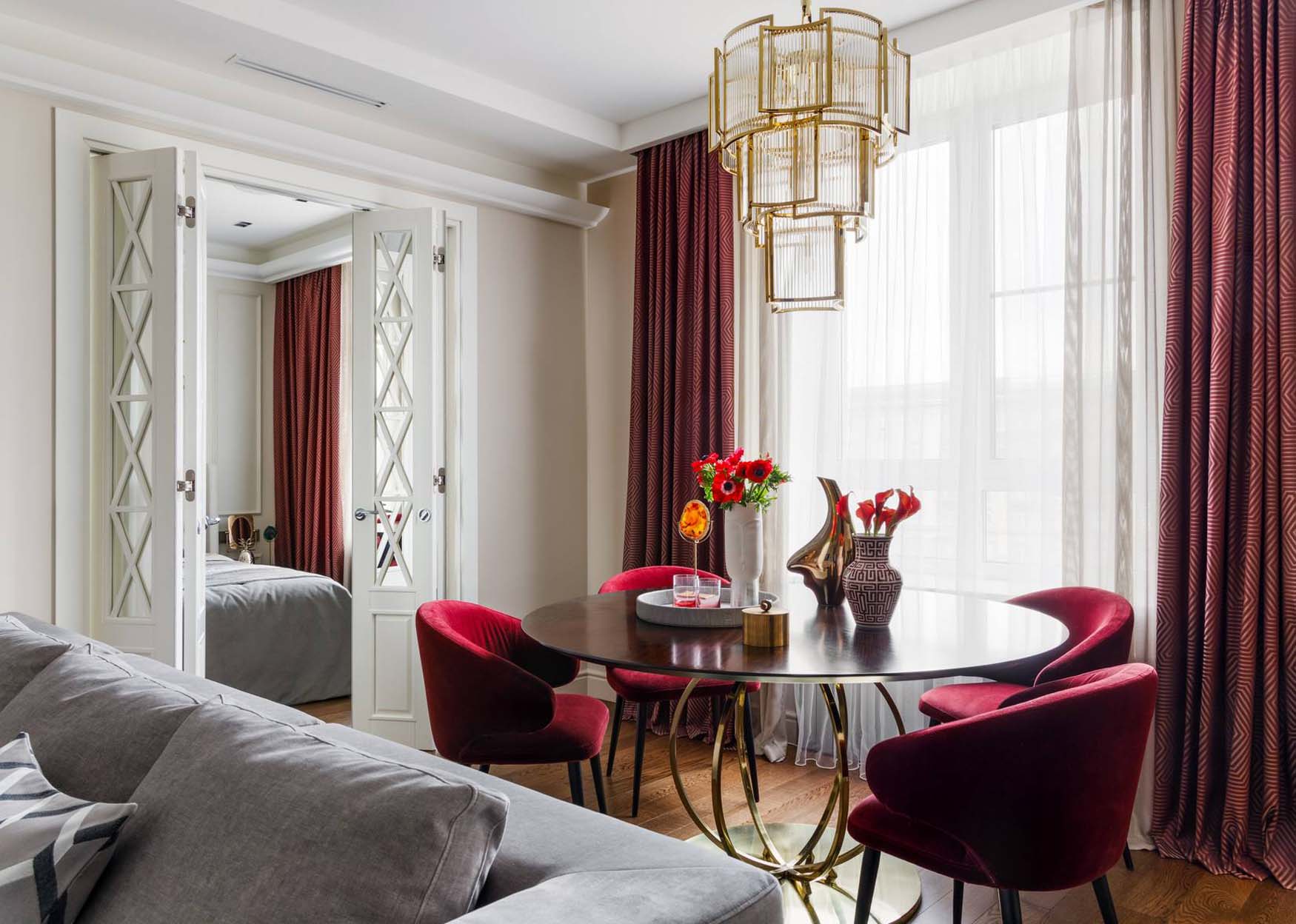 Tükrök, fény és borvörös szenvedély: elegancia 60m2-en, hölgy otthonában Tükrök, fény és borvörös szenvedély: elegancia 60m2-en, hölgy otthonában