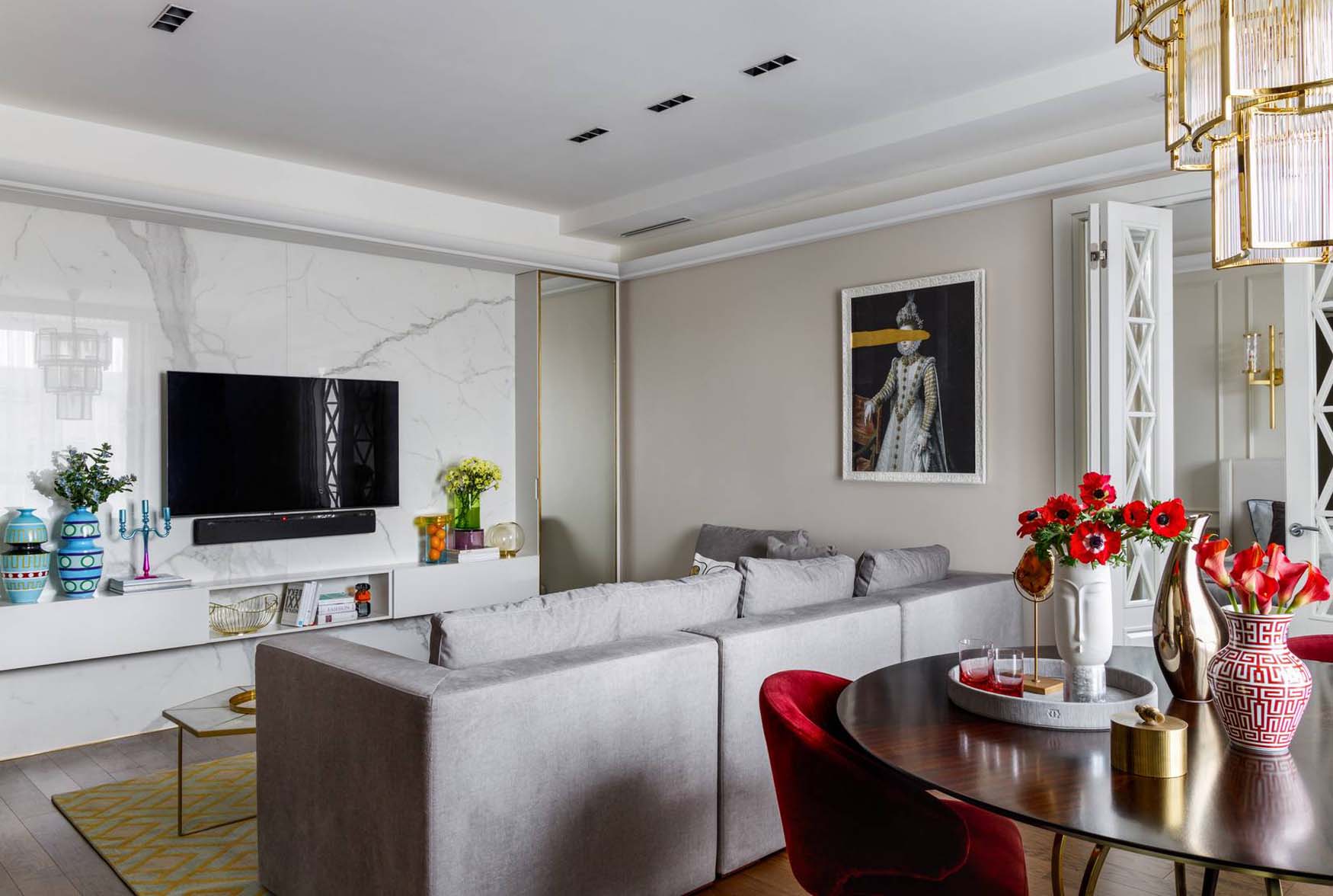 Tükrök, fény és borvörös szenvedély: elegancia 60m2-en, hölgy otthonában Tükrök, fény és borvörös szenvedély: elegancia 60m2-en, hölgy otthonában