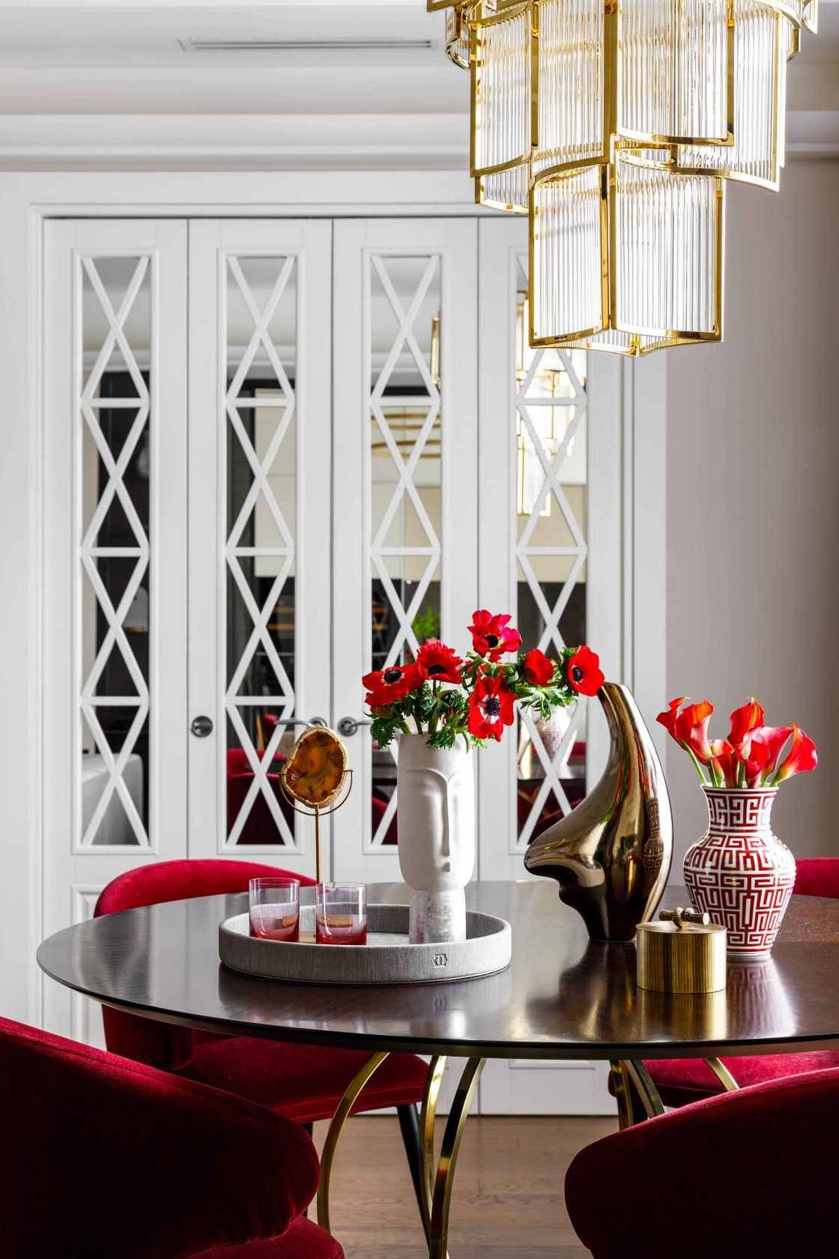 Tükrök, fény és borvörös szenvedély: elegancia 60m2-en, hölgy otthonában Tükrök, fény és borvörös szenvedély: elegancia 60m2-en, hölgy otthonában