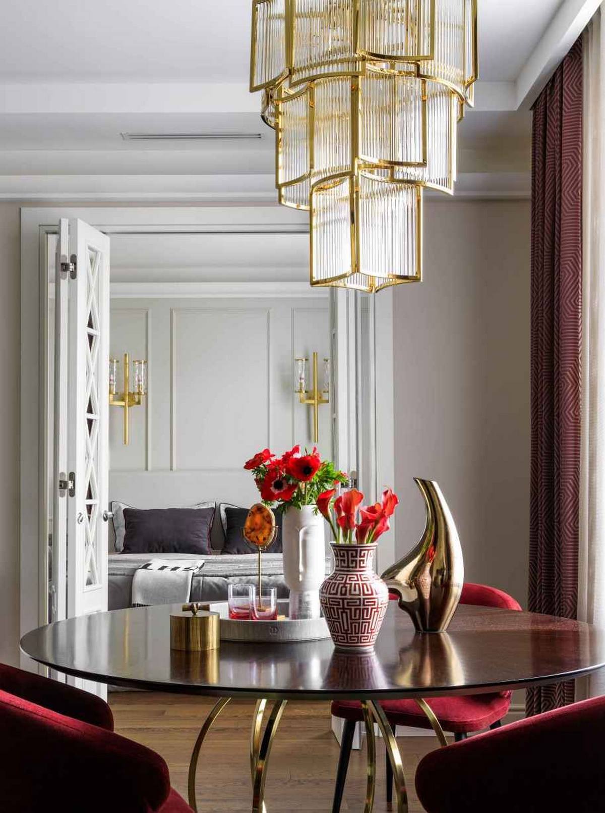 Tükrök, fény és borvörös szenvedély: elegancia 60m2-en, hölgy otthonában Tükrök, fény és borvörös szenvedély: elegancia 60m2-en, hölgy otthonában