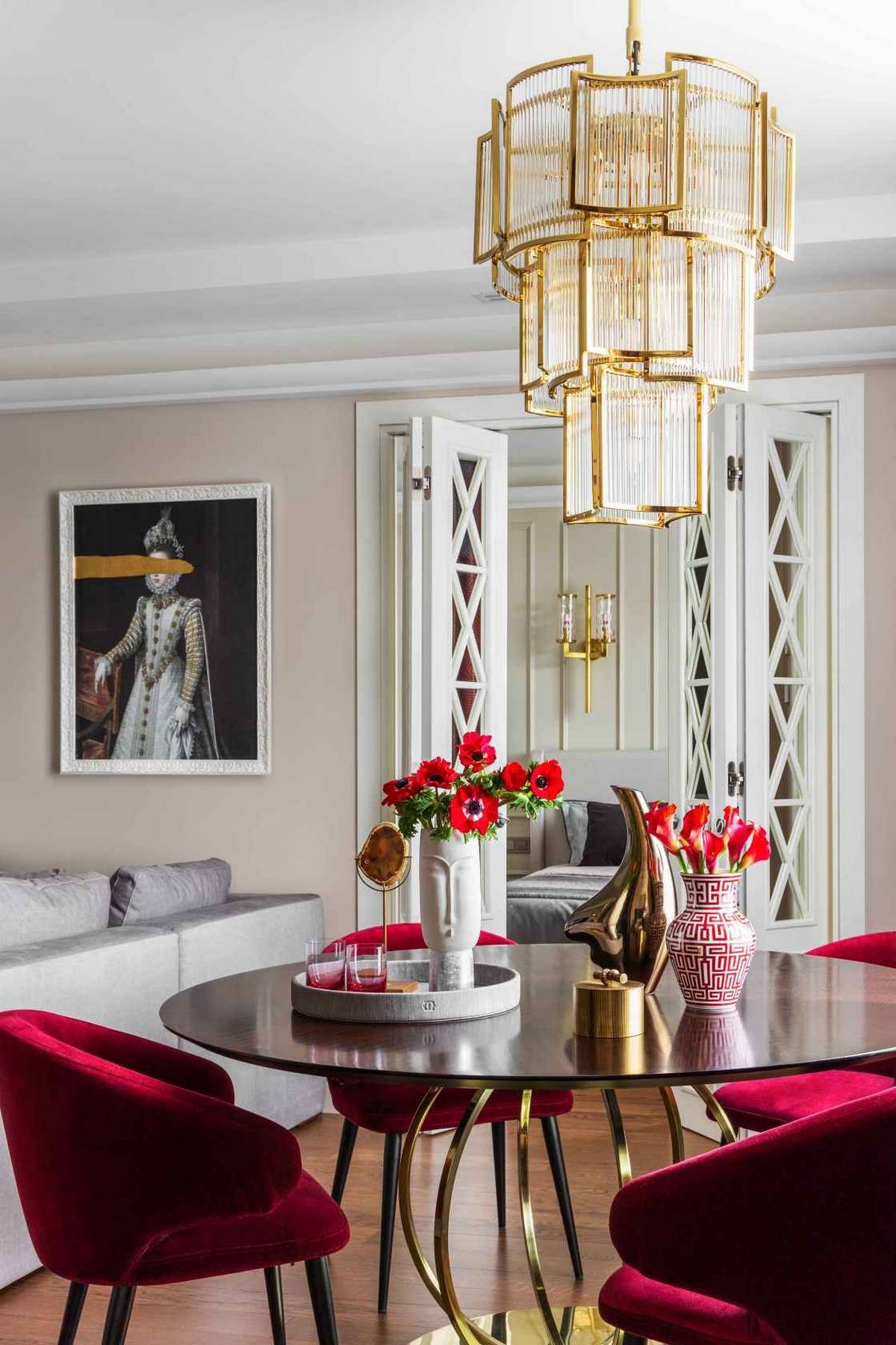 Tükrök, fény és borvörös szenvedély: elegancia 60m2-en, hölgy otthonában Tükrök, fény és borvörös szenvedély: elegancia 60m2-en, hölgy otthonában