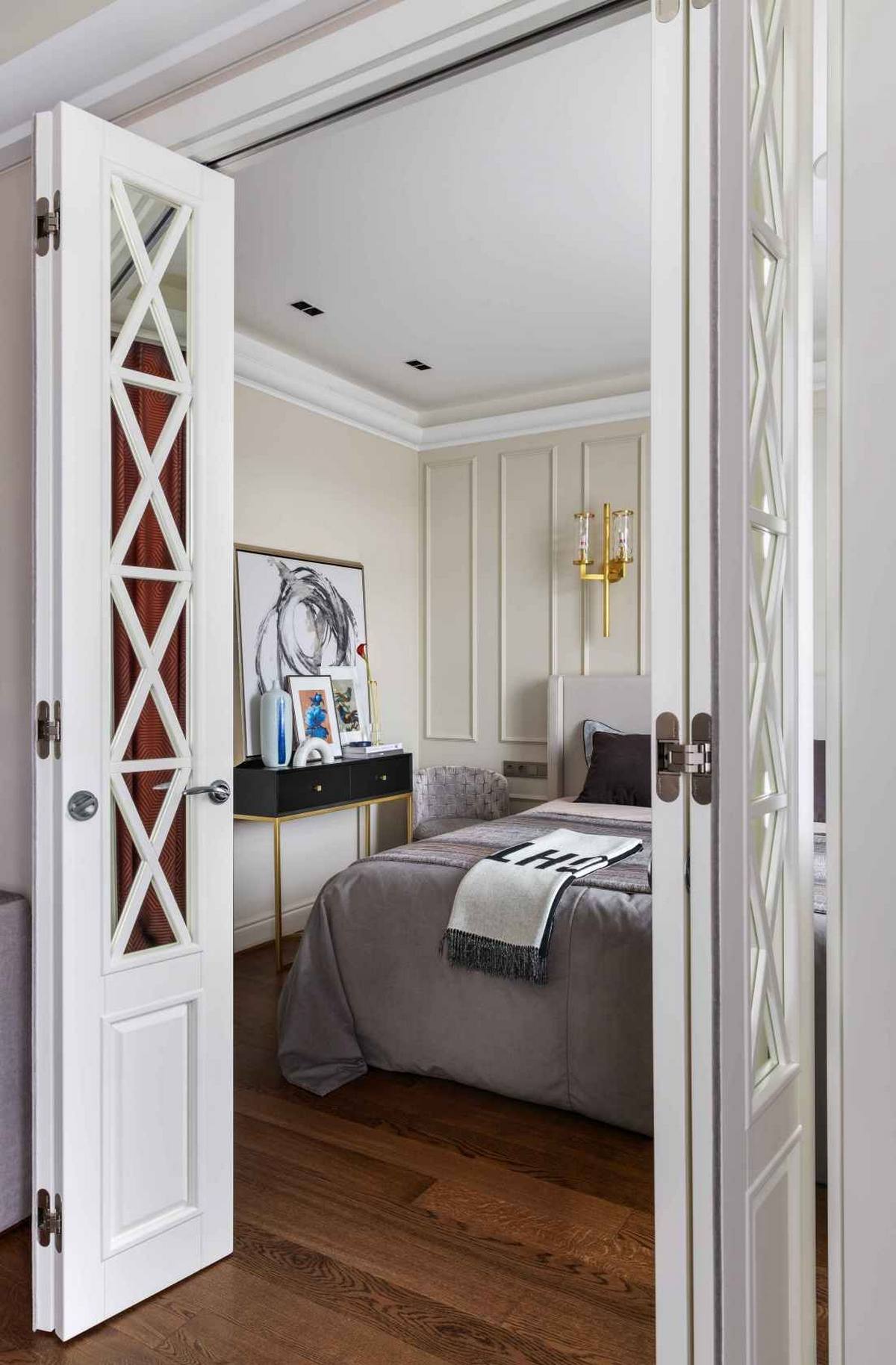 Tükrök, fény és borvörös szenvedély: elegancia 60m2-en, hölgy otthonában Tükrök, fény és borvörös szenvedély: elegancia 60m2-en, hölgy otthonában