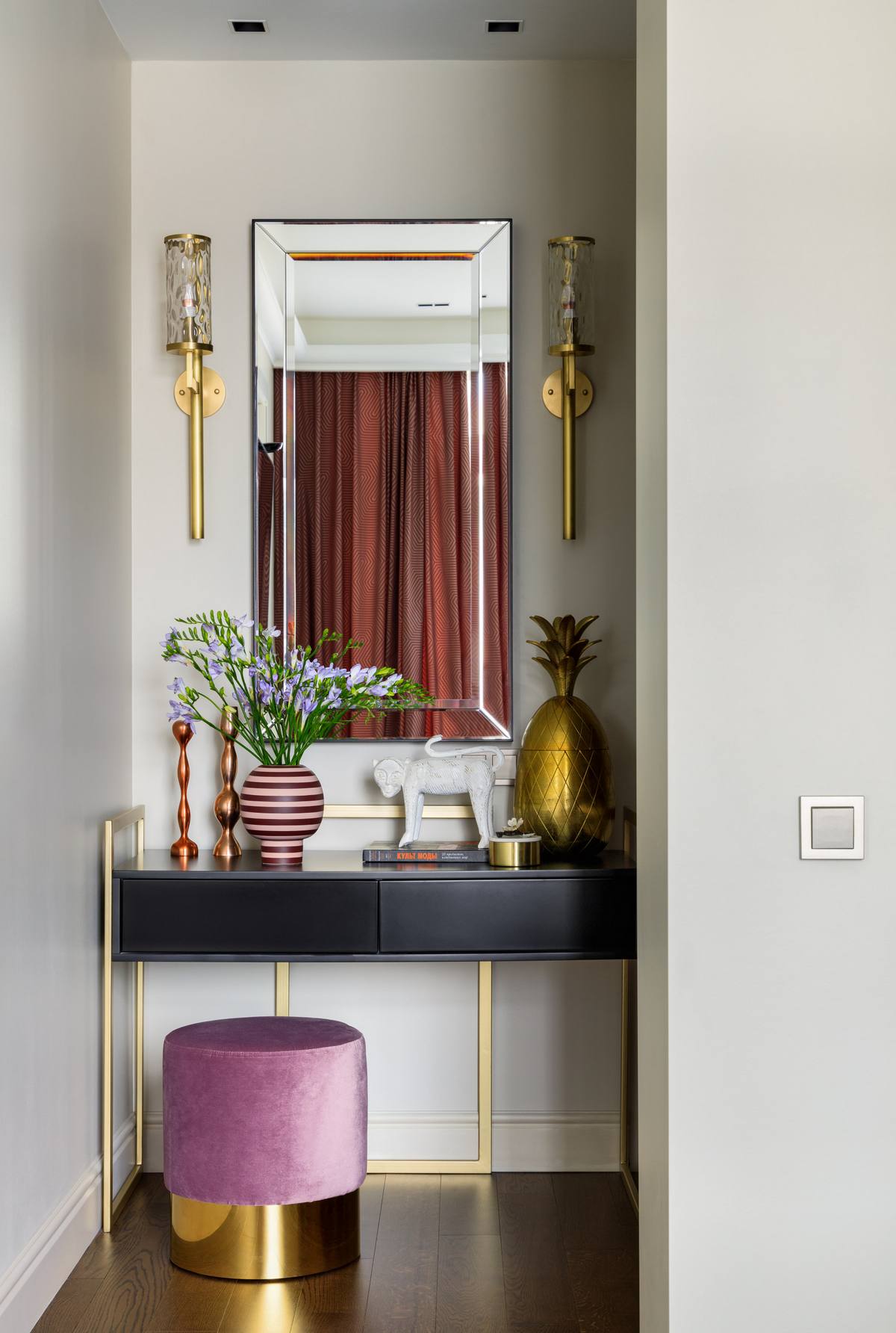 Tükrök, fény és borvörös szenvedély: elegancia 60m2-en, hölgy otthonában Tükrök, fény és borvörös szenvedély: elegancia 60m2-en, hölgy otthonában