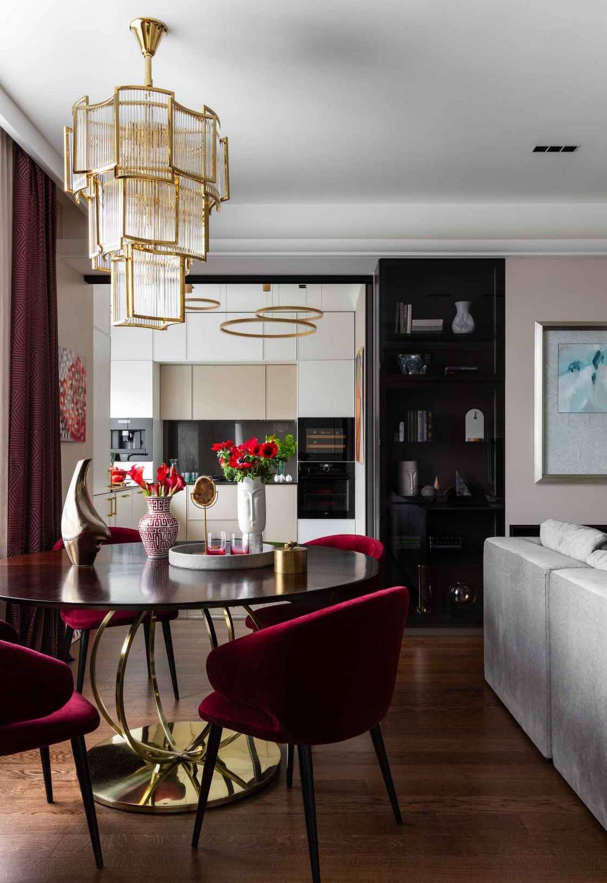 Tükrök, fény és borvörös szenvedély: elegancia 60m2-en, hölgy otthonában Tükrök, fény és borvörös szenvedély: elegancia 60m2-en, hölgy otthonában