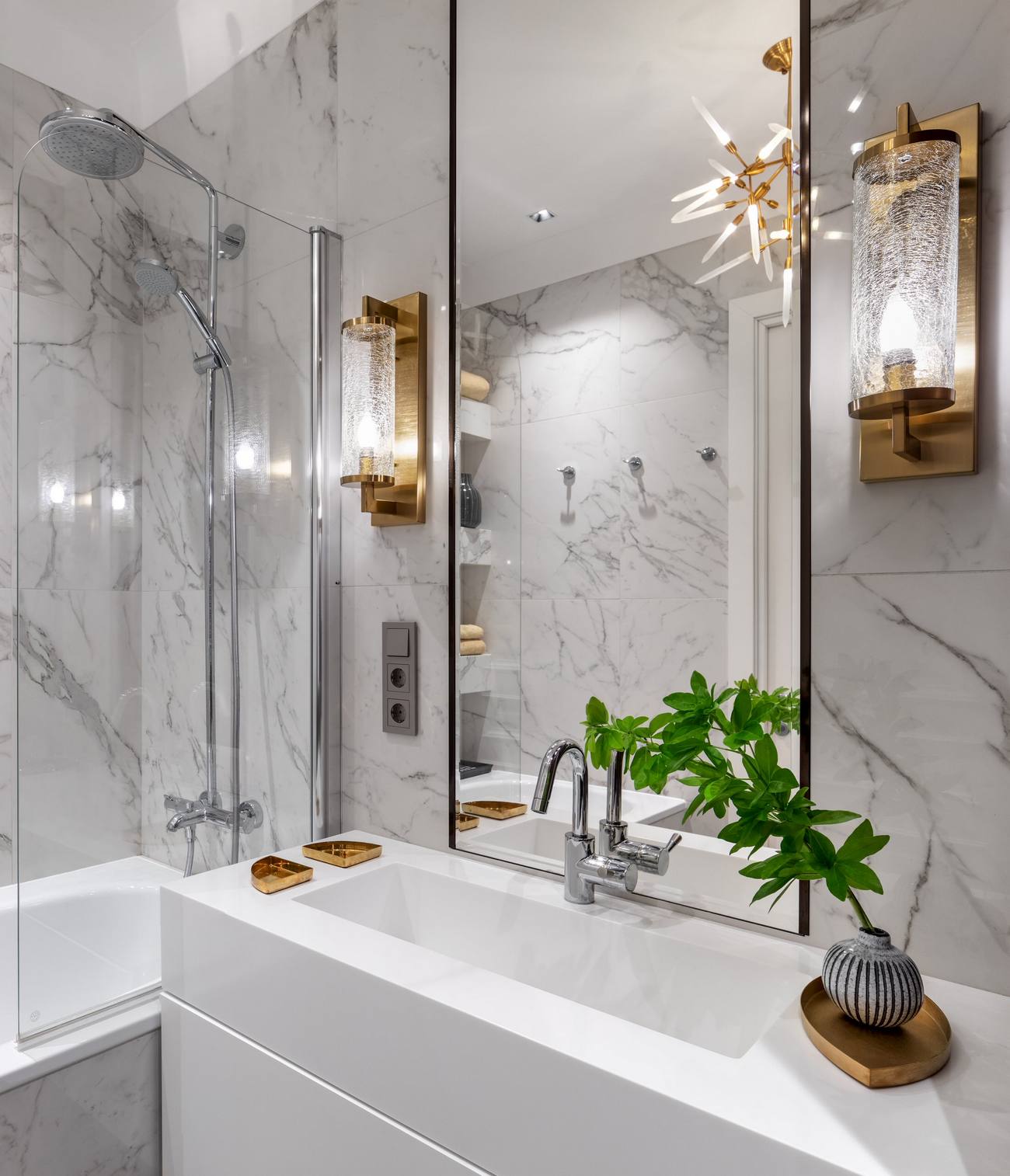 Tükrök, fény és borvörös szenvedély: elegancia 60m2-en, hölgy otthonában Tükrök, fény és borvörös szenvedély: elegancia 60m2-en, hölgy otthonában