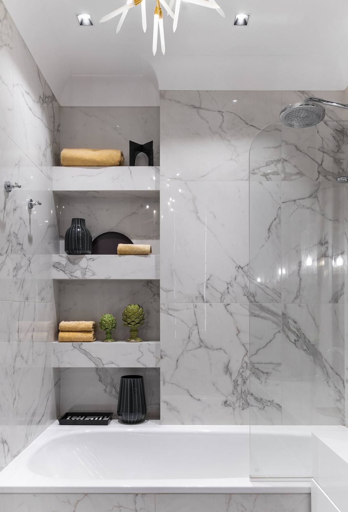 Tükrök, fény és borvörös szenvedély: elegancia 60m2-en, hölgy otthonában Tükrök, fény és borvörös szenvedély: elegancia 60m2-en, hölgy otthonában