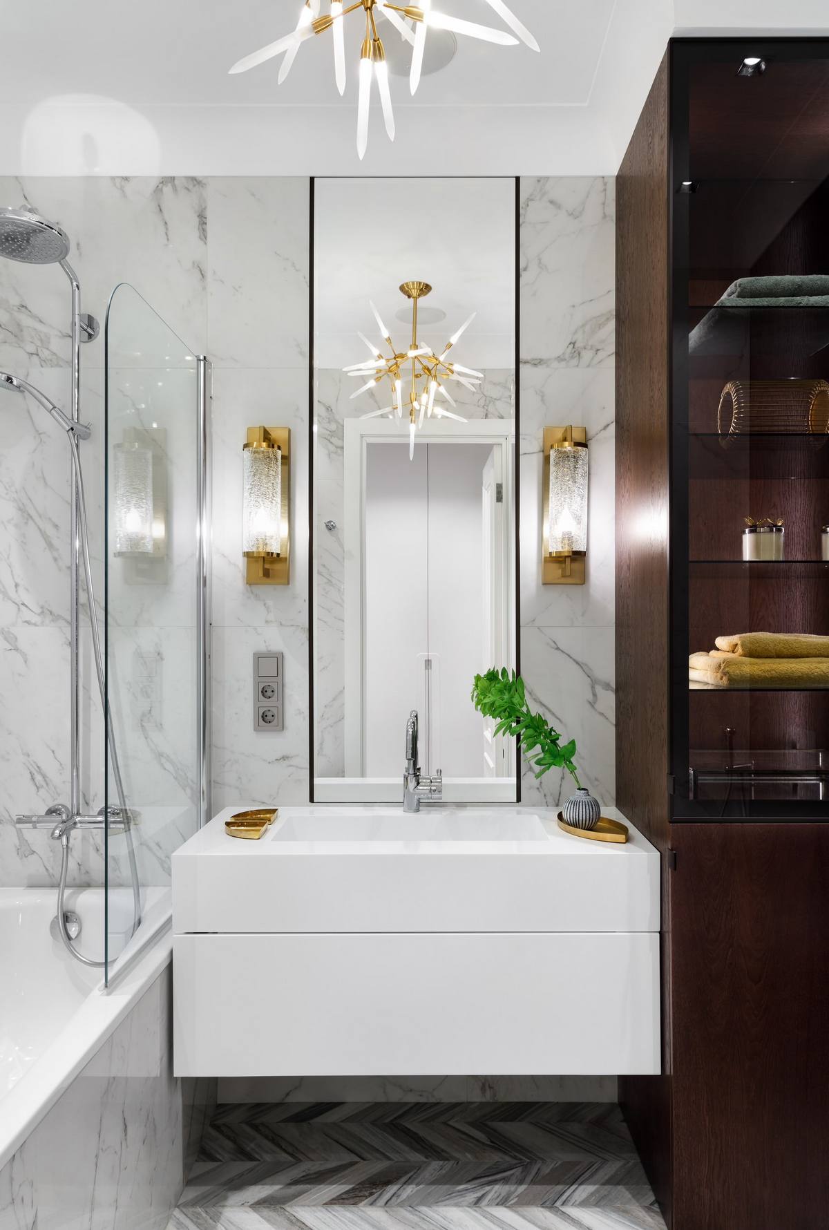 Tükrök, fény és borvörös szenvedély: elegancia 60m2-en, hölgy otthonában