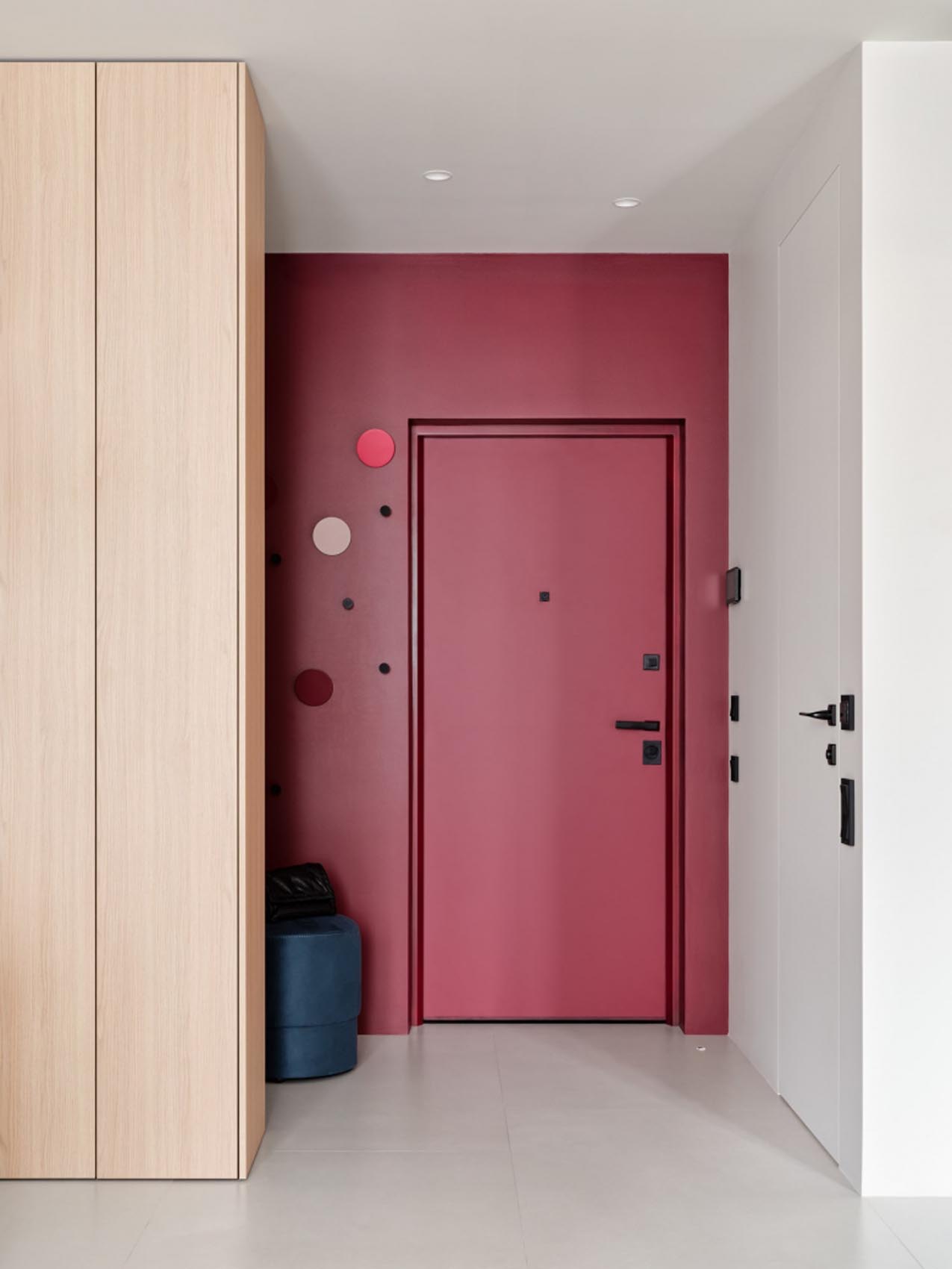 Édesanyja lakását rendezte be a férfi: türkizkék, sok fa, tavaszi hangulat 53 m²-en