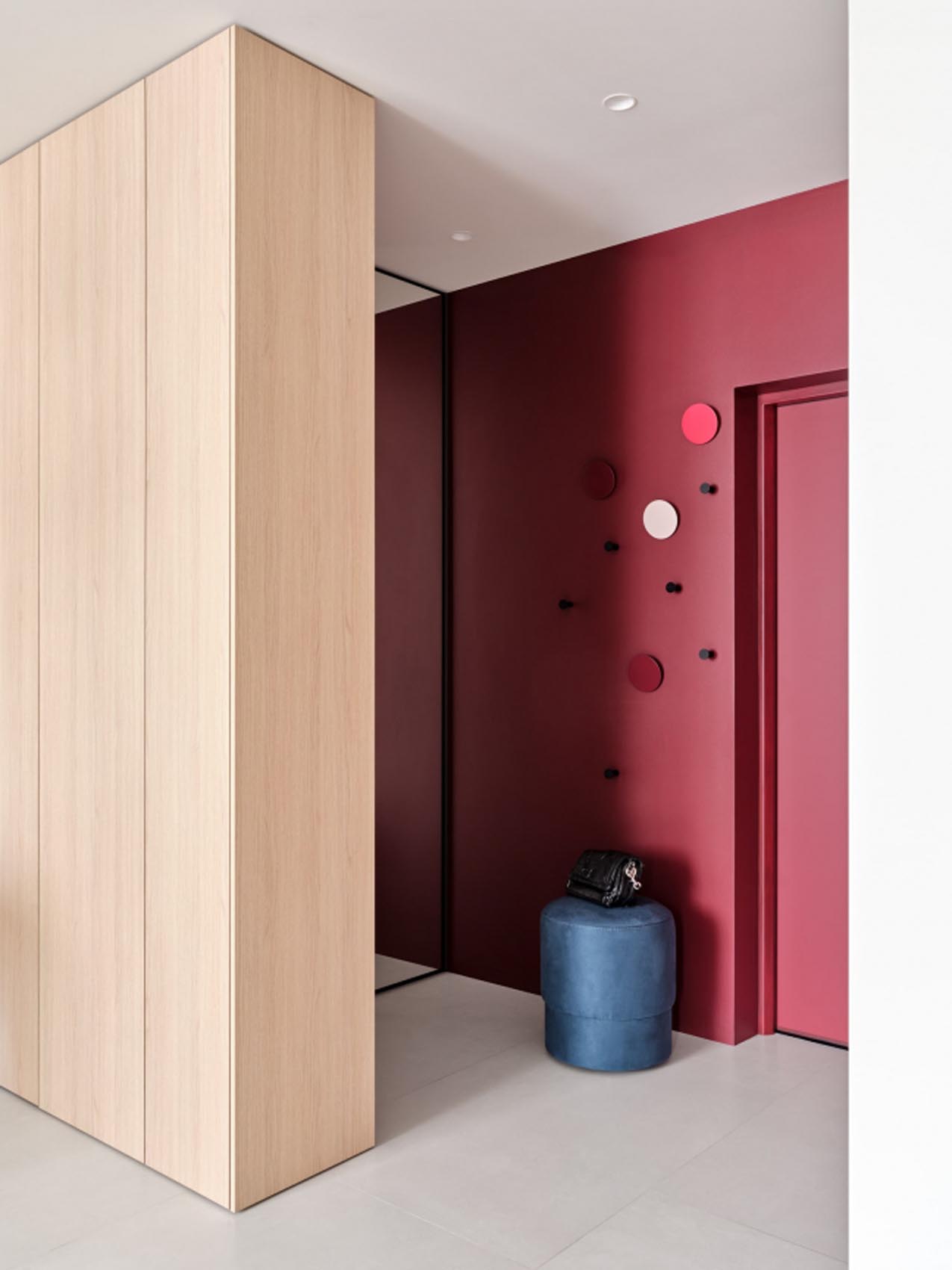 Édesanyja lakását rendezte be a férfi: türkizkék, sok fa, tavaszi hangulat 53 m²-en