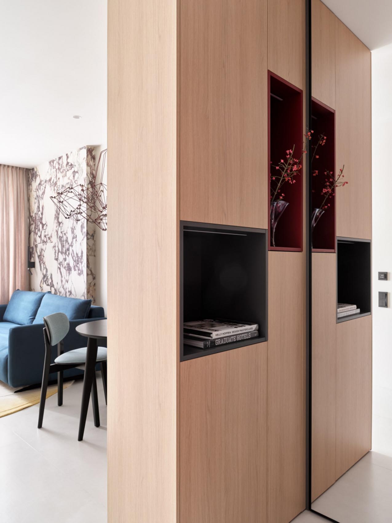 Édesanyja lakását rendezte be a férfi: türkizkék, sok fa, tavaszi hangulat 53 m²-en