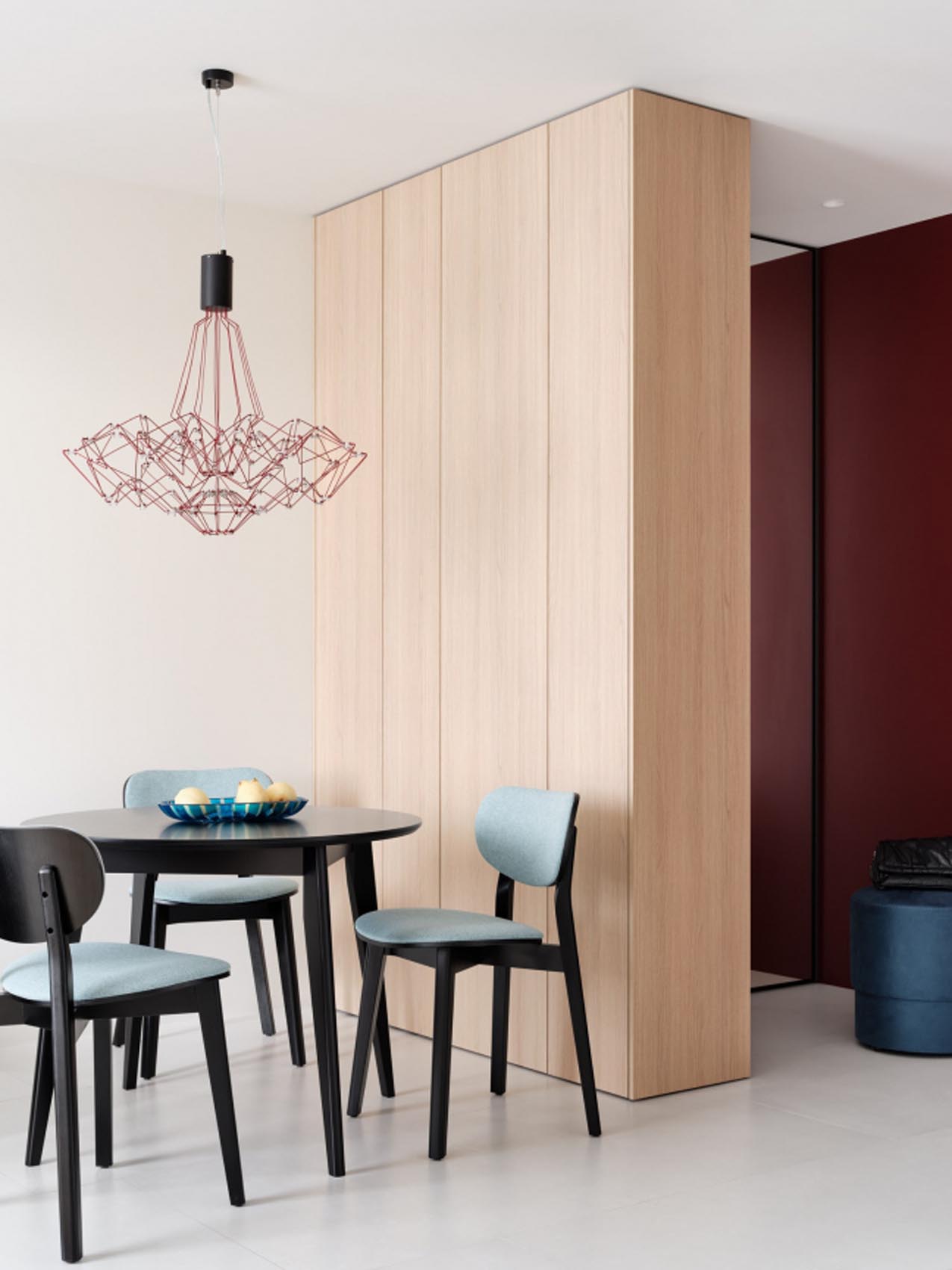 Édesanyja lakását rendezte be a férfi: türkizkék, sok fa, tavaszi hangulat 53 m²-en