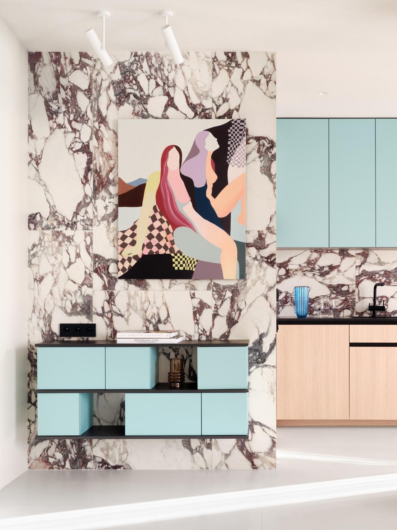 Édesanyja lakását rendezte be a férfi: türkizkék, sok fa, tavaszi hangulat 53 m²-en