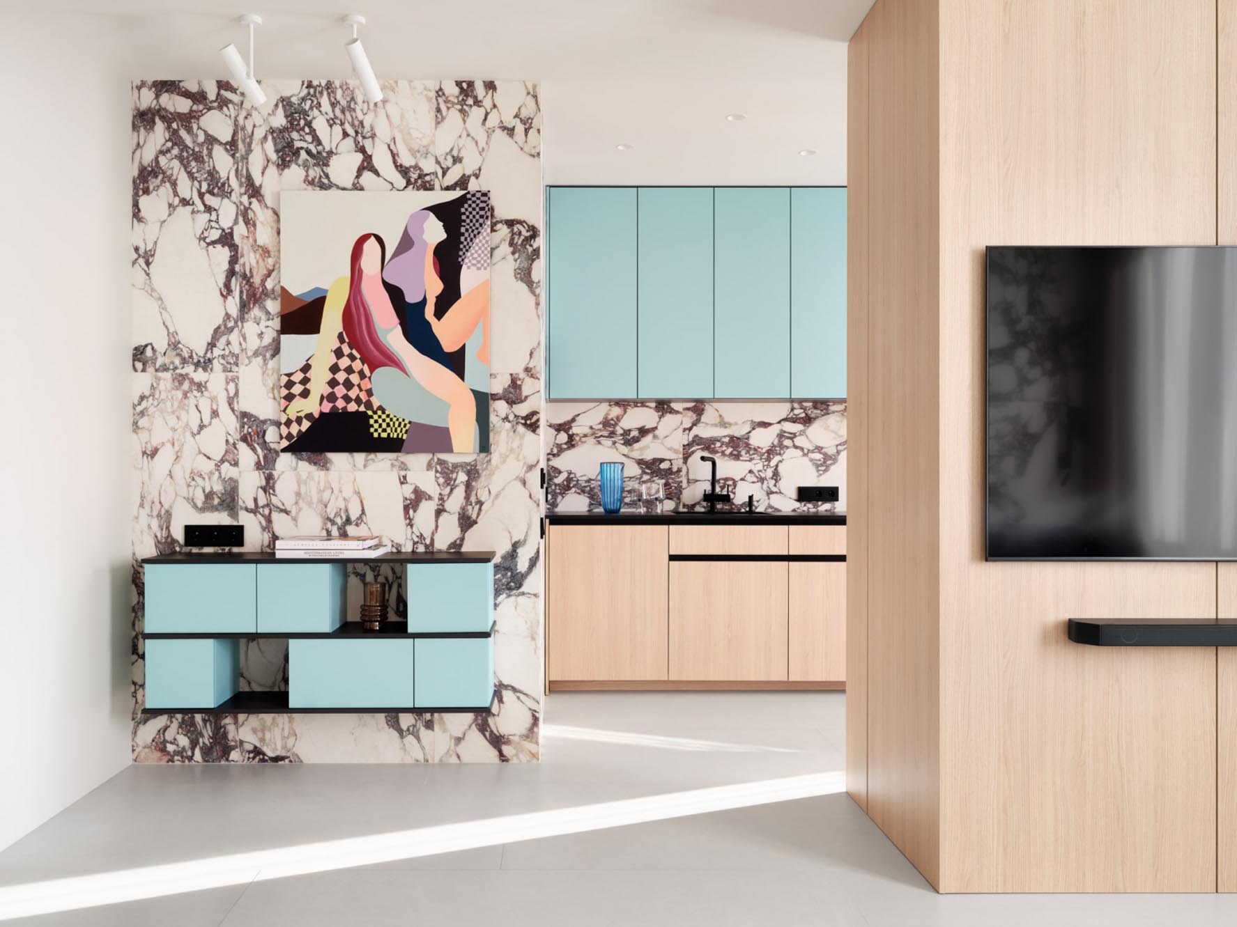 Édesanyja lakását rendezte be a férfi: türkizkék, sok fa, tavaszi hangulat 53 m²-en