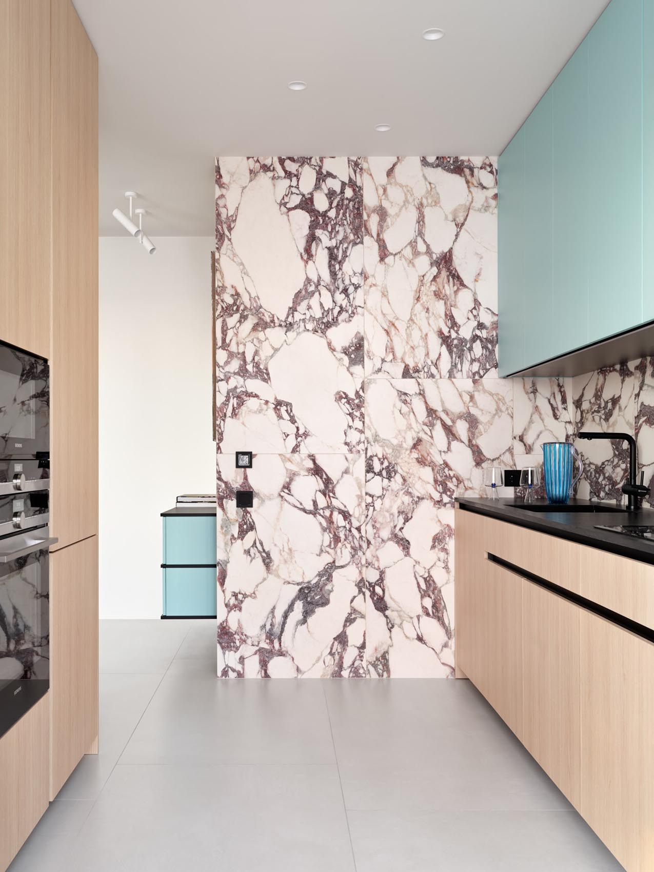 Édesanyja lakását rendezte be a férfi: türkizkék, sok fa, tavaszi hangulat 53 m²-en