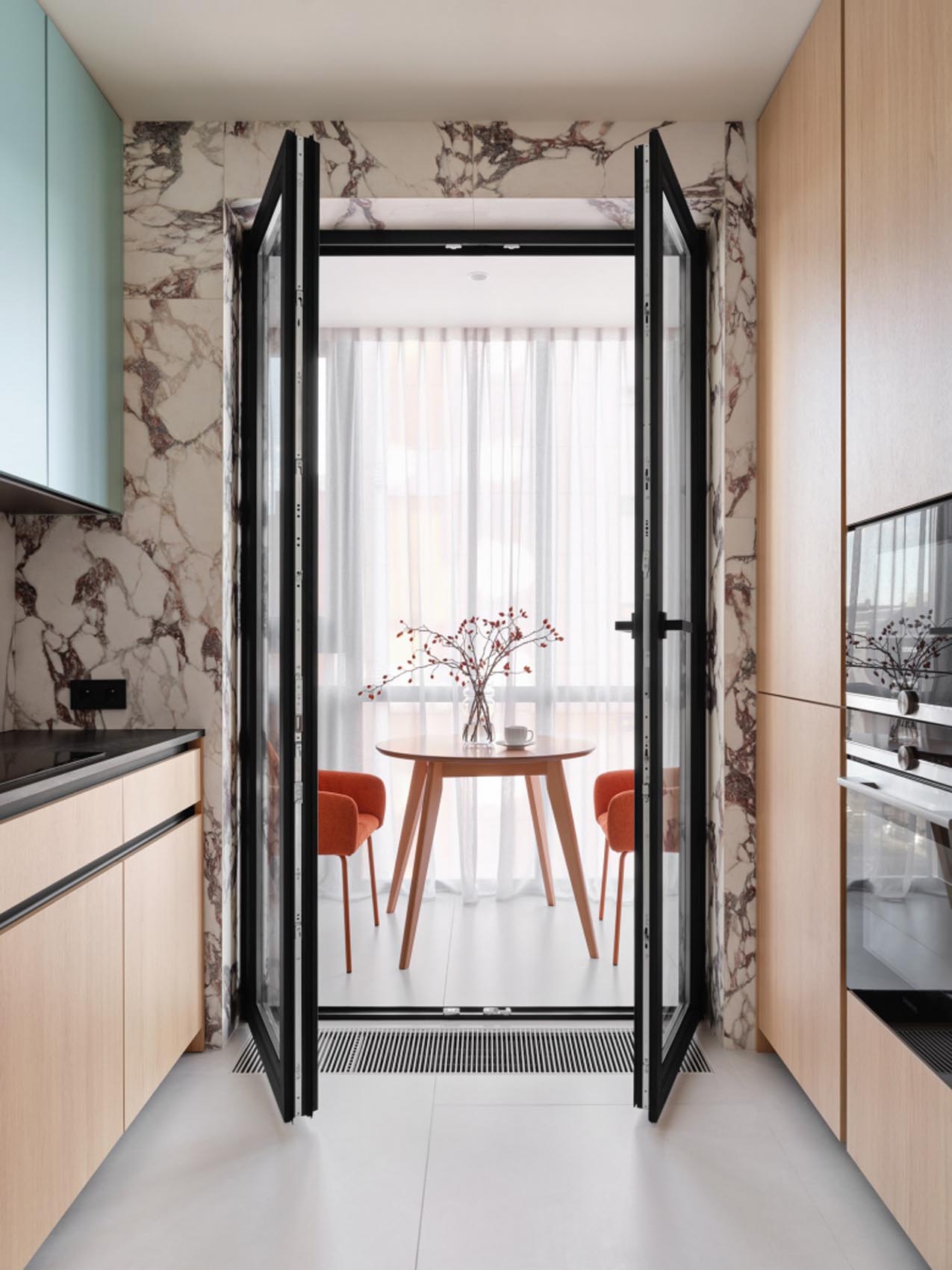 Édesanyja lakását rendezte be a férfi: türkizkék, sok fa, tavaszi hangulat 53 m²-en